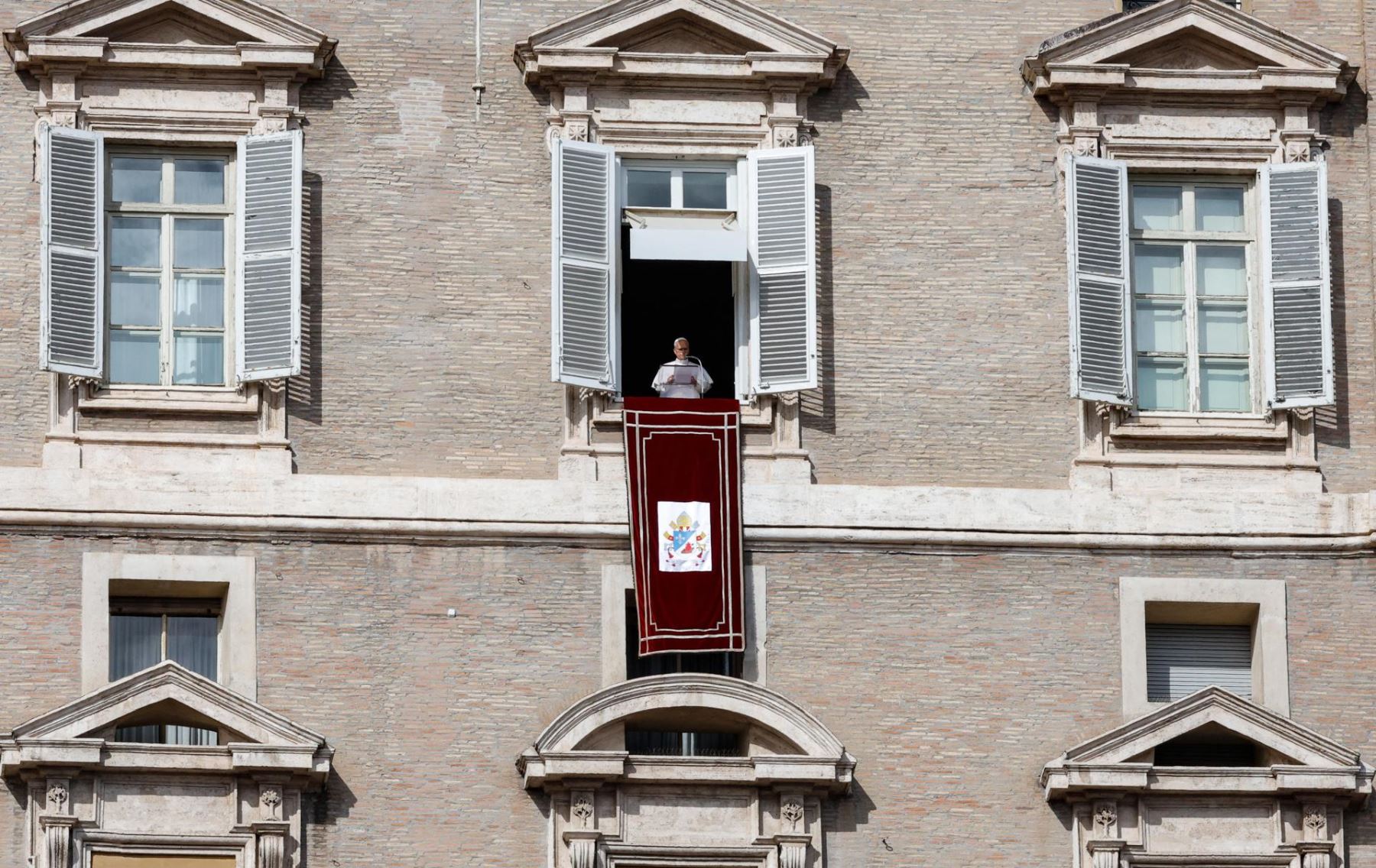 El Papa León XIV dirige la oración del Ángelus desde la ventana de su despacho con vistas a la plaza de San Pedro, Ciudad del Vaticano Foto: EFE