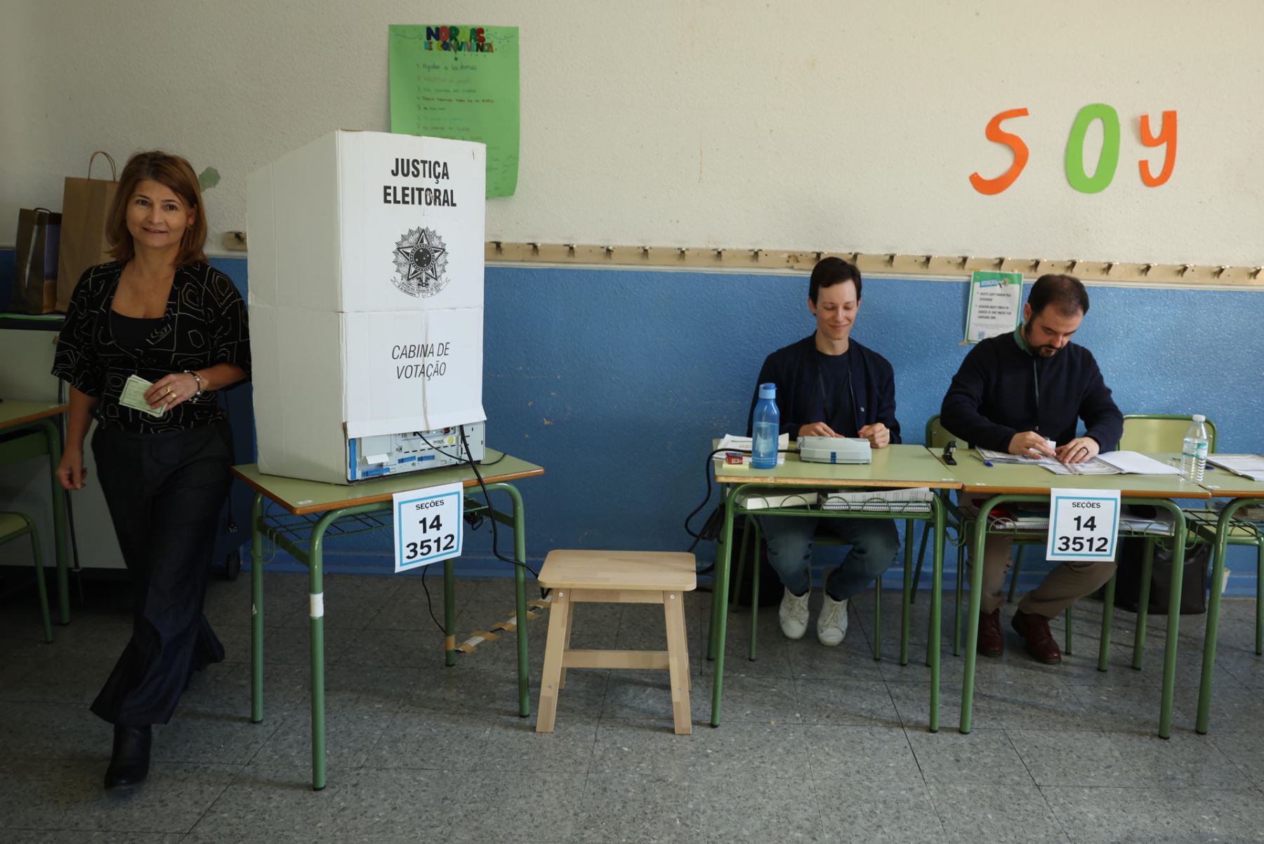 Una mujer brasileña residente en España ejerce su derecho a voto en un colegio electoral de Madrid este domingo, cuando Brasil celebra la segunda vuelta de las presidenciales, en la que el actual mandatario, Luiz Inácio Lula da Silva, y su rival Flávio Bolsonaro se disputan el principal cargo del país. Foto: EFE