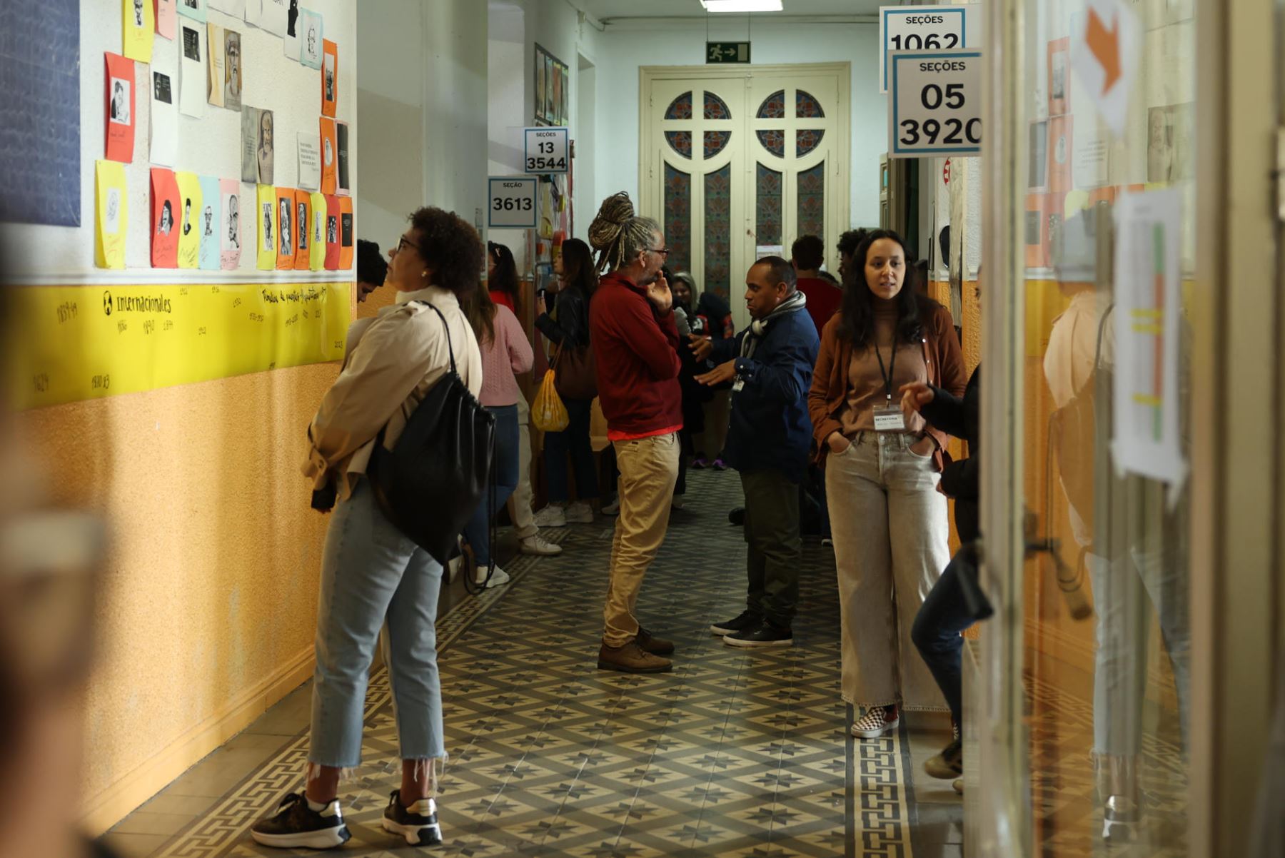 Varios brasileños residente en España ejercen su derecho a voto en un colegio electoral de Madrid este domingo, cuando Brasil celebra la segunda vuelta de las presidenciales, en la que el actual mandatario, Luiz Inácio Lula da Silva, y su rival Flávio Bolsonaro se disputan el principal cargo del país.  Foto: EFE