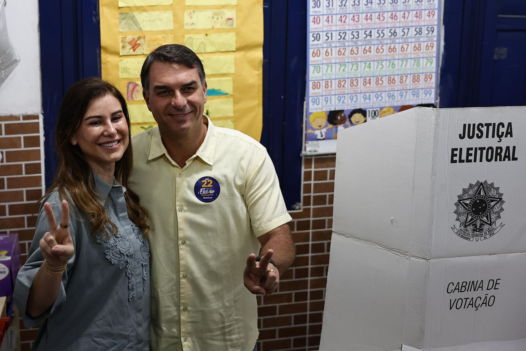 El candidato opositor en las elecciones de Brasil, Flávio Bolsonaro (d) y su mujer Fernanda (i) tras votar este domingo en una escuela de Río de Janeiro, durante en la segunda vuelta de las elecciones presidenciales de Brasil. Foto: EFE