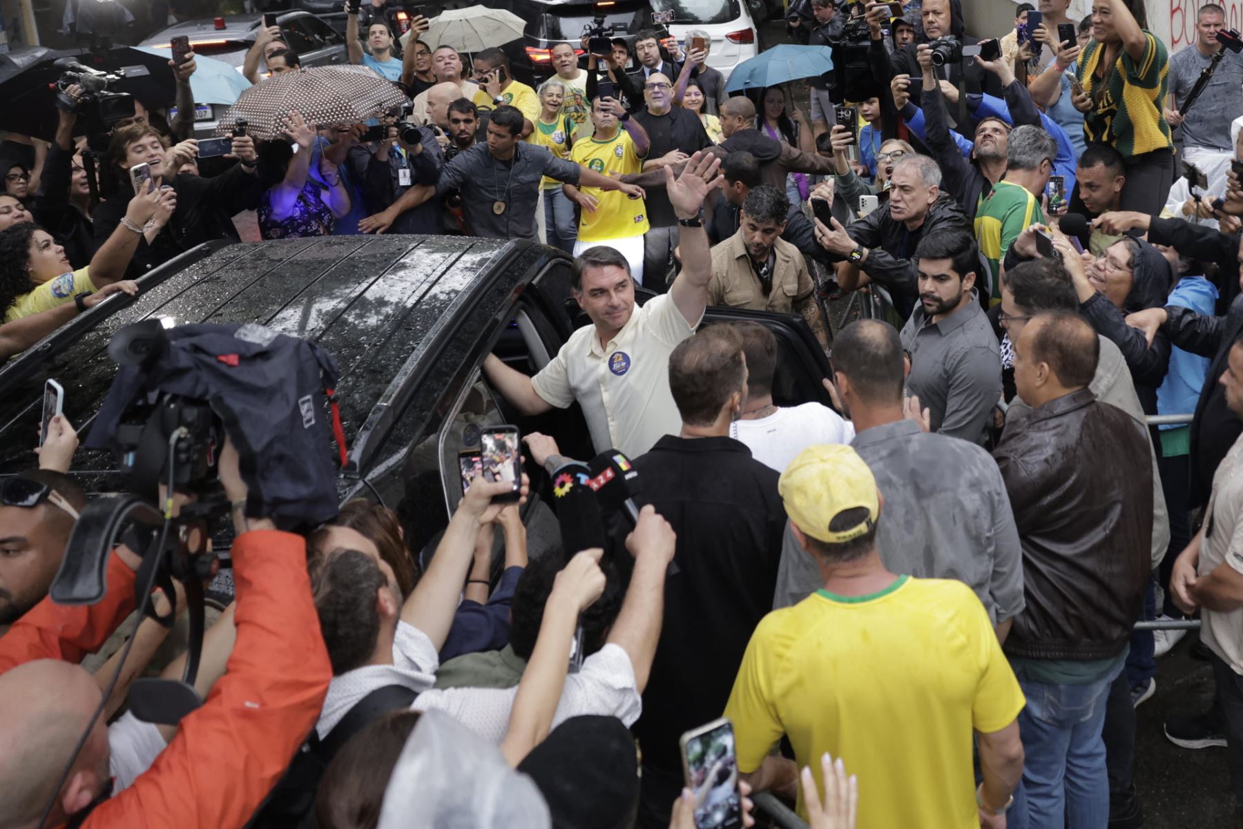 El candidato opositor en las elecciones de Brasil, Flávio Bolsonaro (c) a su llegada para votar este domingo en una escuela de Río de Janeiro, durante en la segunda vuelta de las elecciones presidenciales de Brasil. Foto: EFE