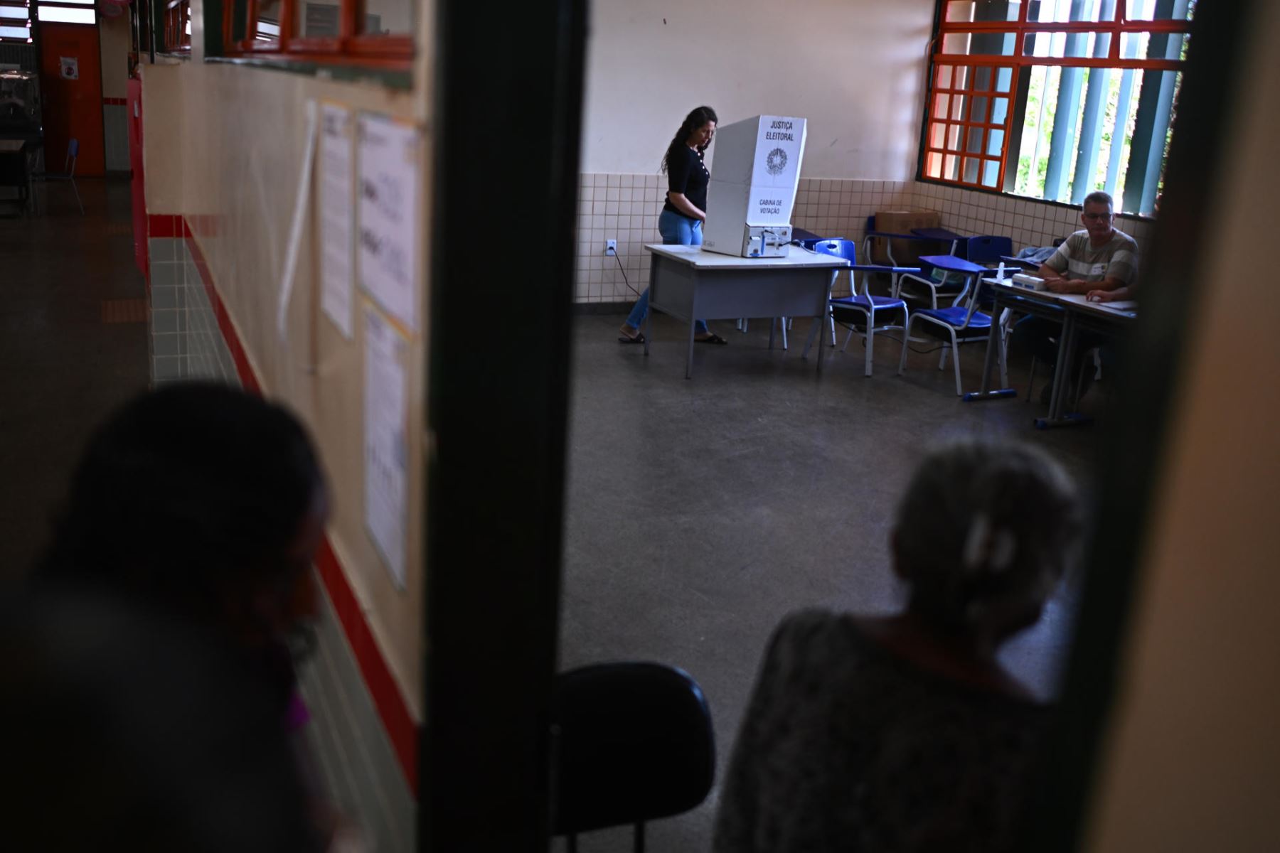 Una mujer este domingo en un colegio electoral en Brasilia (Brasil) durante la segunda vuelta de las elecciones presidenciales. Foto: EFE