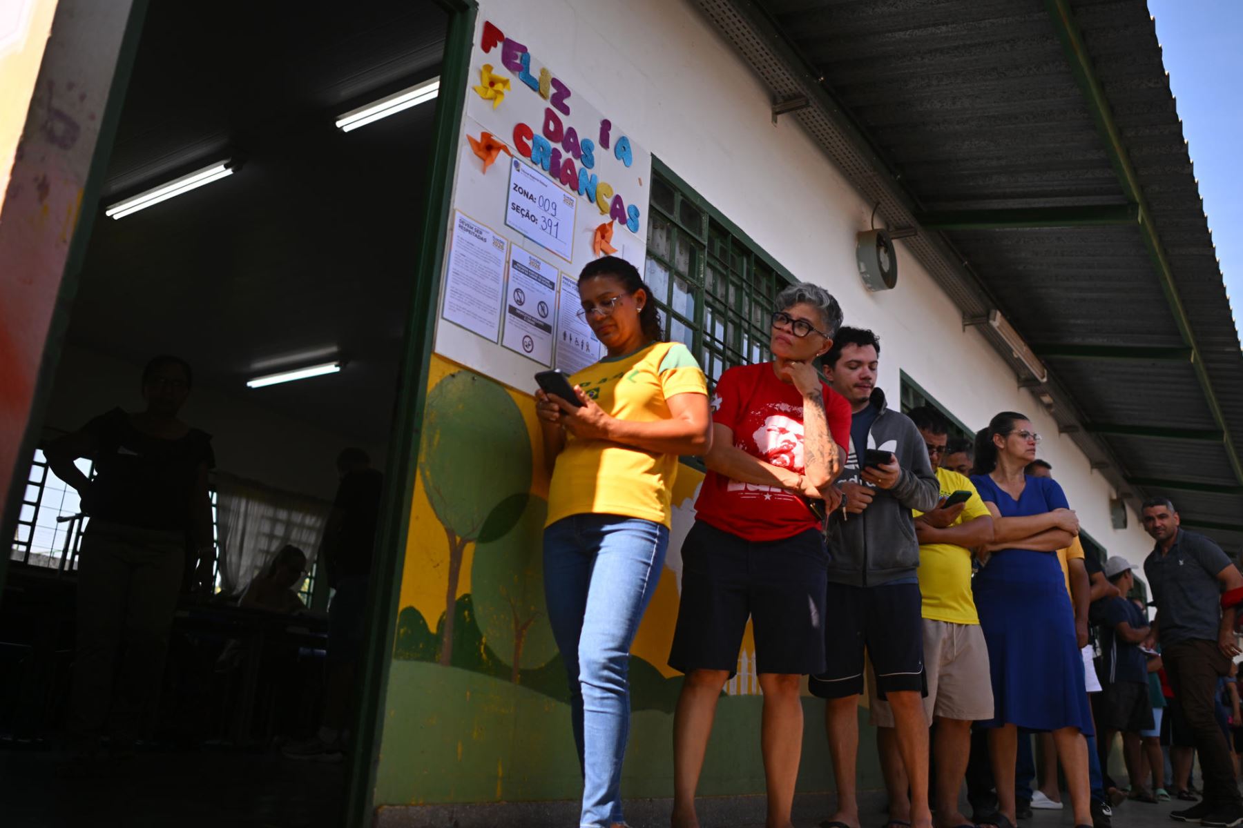 Varias personas hacen cola este domingo en colegio electoral en Brasilia (Brasil) para votar durante la segunda vuelta de las elecciones presidenciales. Foto: EFE