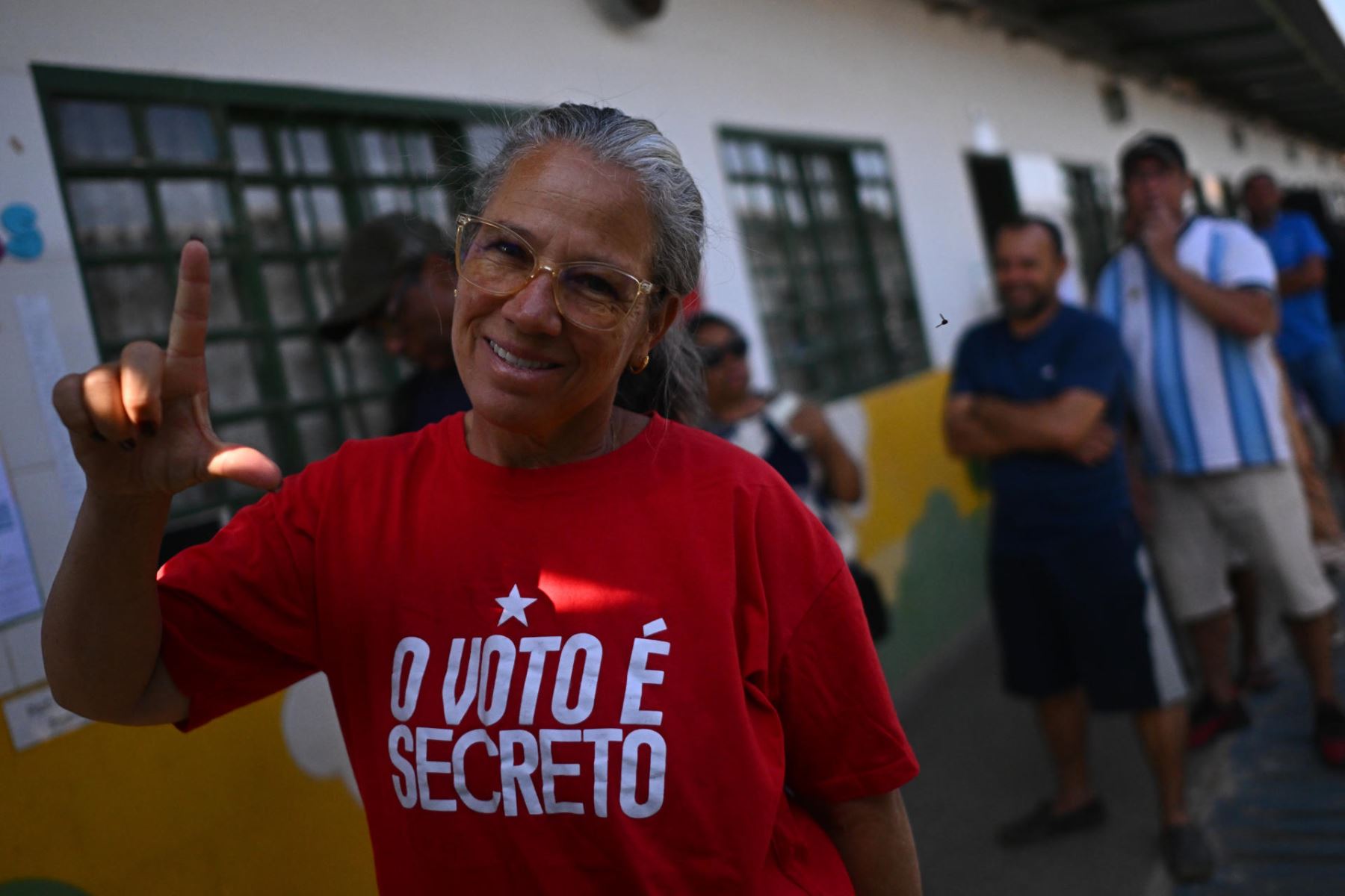 Una mujer tras votar este domingo en colegio electoral en Brasilia (Brasil) para votar durante la segunda vuelta de las elecciones presidenciales. Foto: EFE