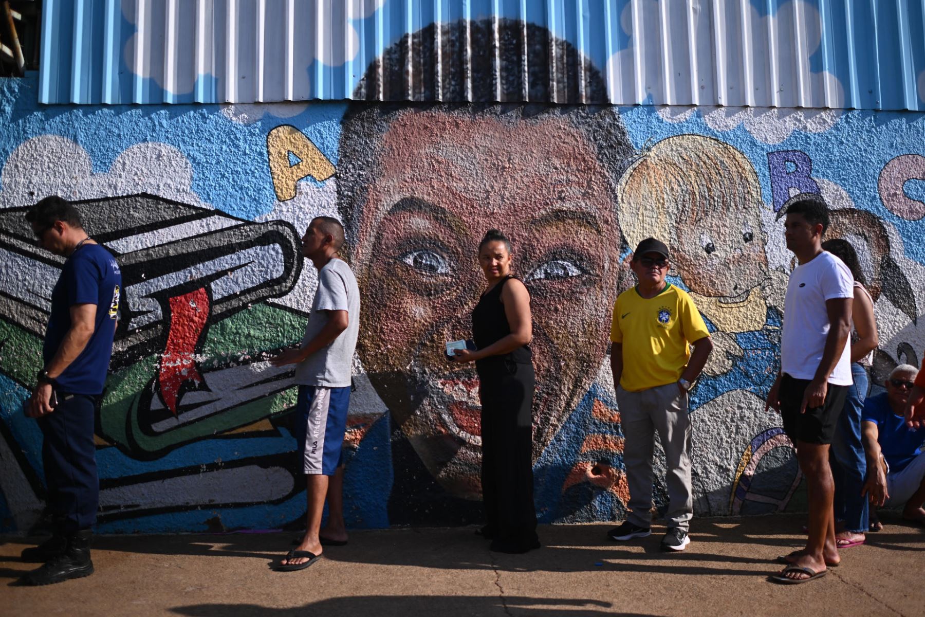 Varias personas hacen cola este domingo en colegio electoral en Brasilia (Brasil) para votar durante la segunda vuelta de las elecciones presidenciales. Foto: EFE