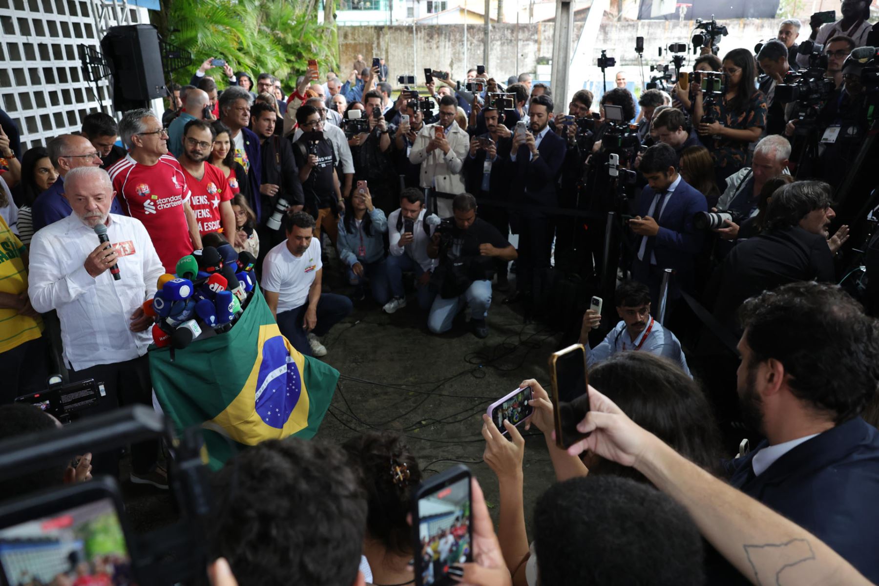 El presidente de Brasil y candidato a la reelección, Luiz Inácio Lula da Silva (i) se dirige a los medios tras votar en la segunda vuelta de las elecciones presidenciales en la Escuela Estatal João Firmino Correia de Araújo, en São Bernardo do Campo (Brasil) Foto: EFE