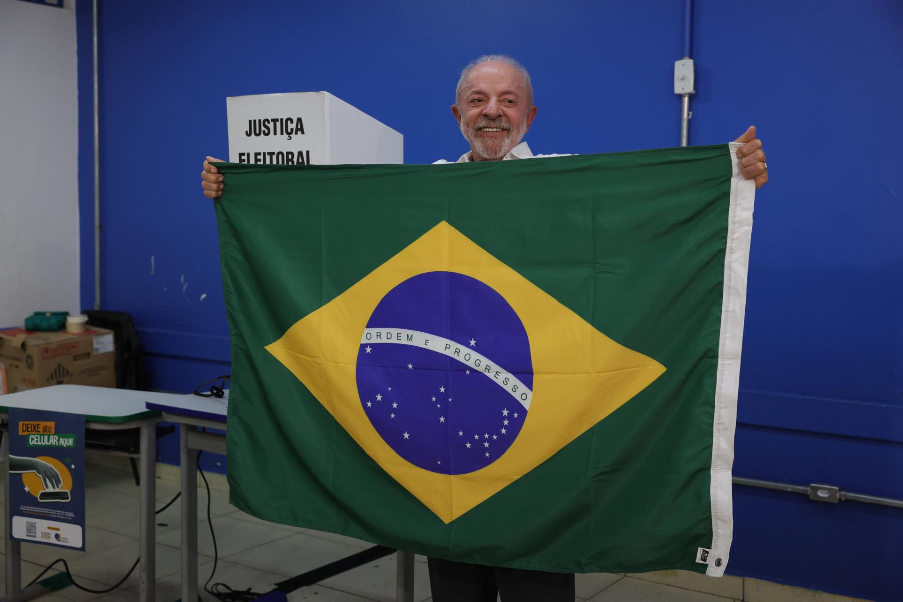 El presidente de Brasil y candidato a la reelección, Luiz Inácio Lula da Silva, tras votar en la segunda vuelta de las elecciones presidenciales en la Escuela Estatal João Firmino Correia de Araújo, en São Bernardo do Campo (Brasil), en el estado de São Paulo, Brasil Foto: EFE