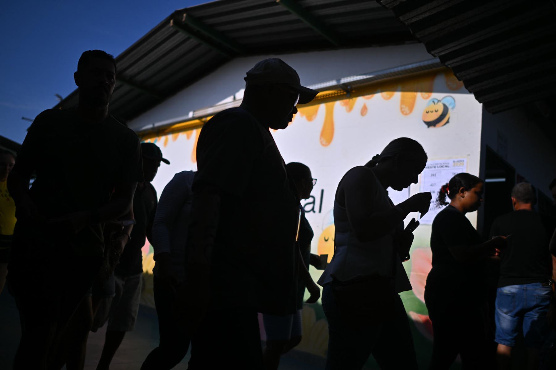 Varias personas hacen cola este domingo en colegio electoral en Brasilia (Brasil) para votar durante la segunda vuelta de las elecciones presidenciales.Foto: EFE