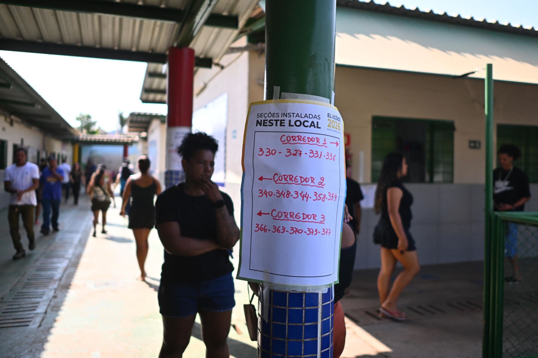 Vista de carteles informativos este domingo en un colegio electoral en Brasilia (Brasil) durante la segunda vuelta de las elecciones presidenciales. Foto: EFE