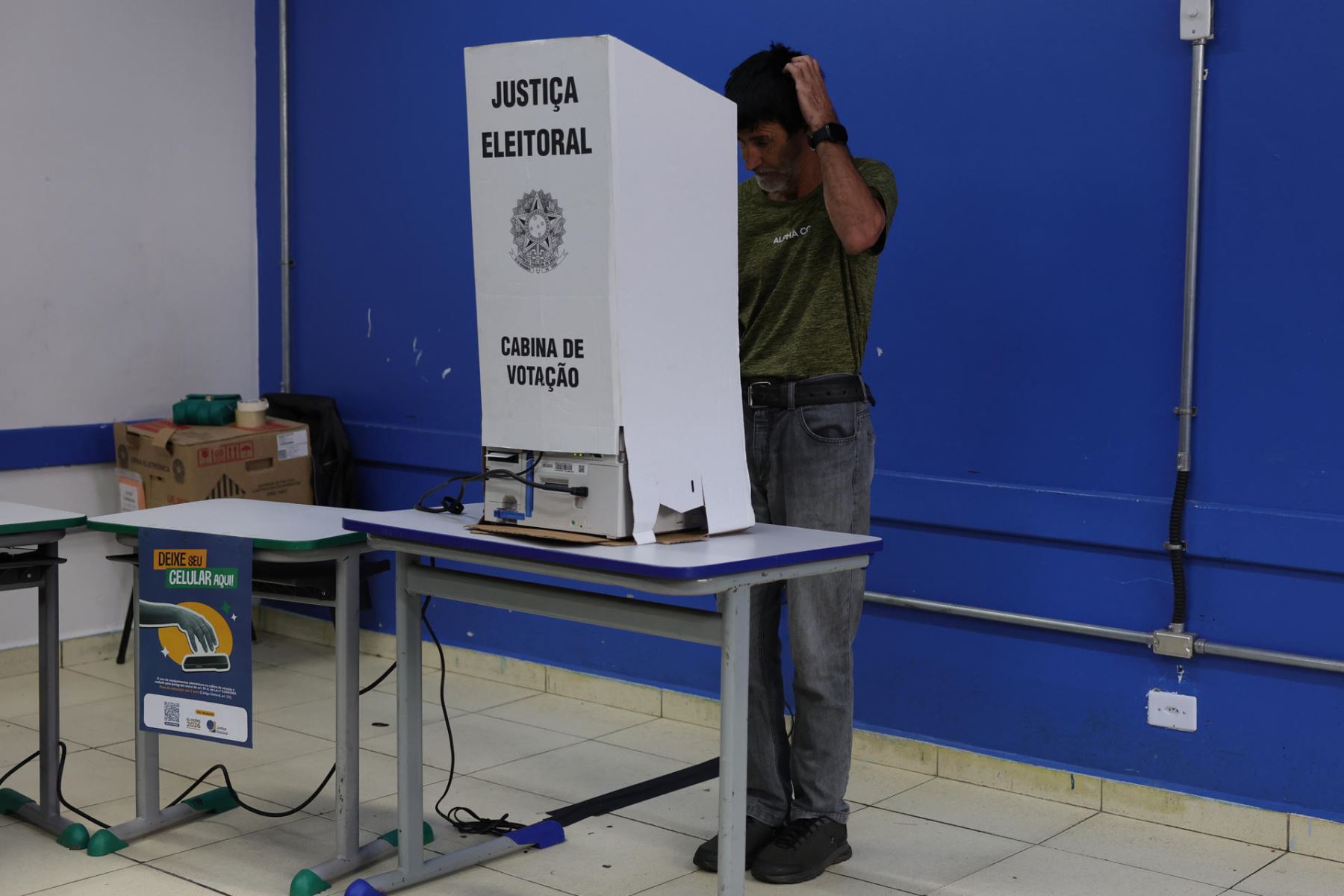 Un hombre vota este domingo en colegio electoral en Sao Paulo, (Brasil) durante la segunda vuelta de las elecciones presidenciales. Foto: EFE