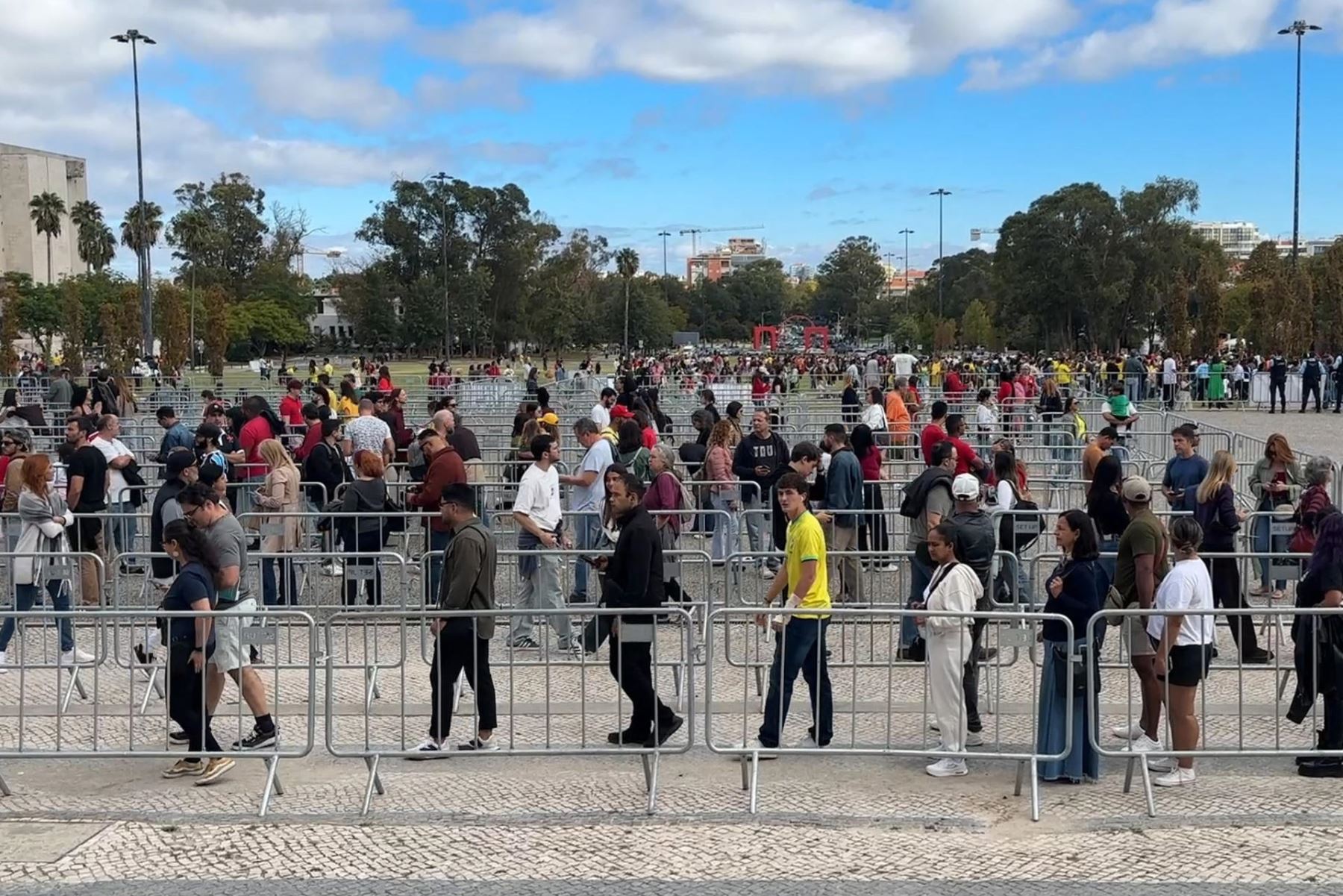 Brasileños residentes en Lisboa acuden este domingo a ejercer su derecho al voto, para elegir a su próximo presidente, el actual mandatario, Luiz Inácio Lula da Silva, o su rival Flávio Bolsonaro. Foto: EFE