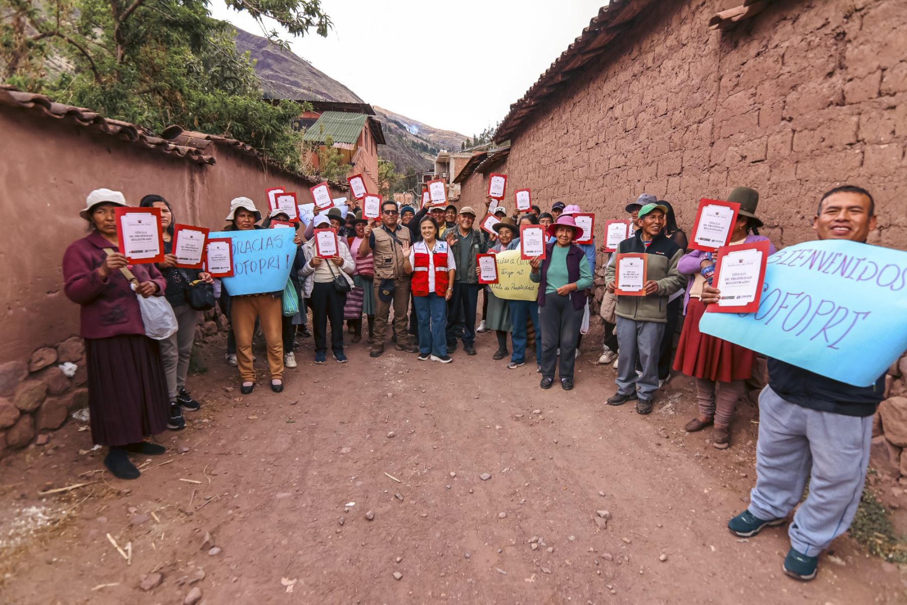 Cusco: entregan 1127 títulos de propiedad para familias e instituciones públicas