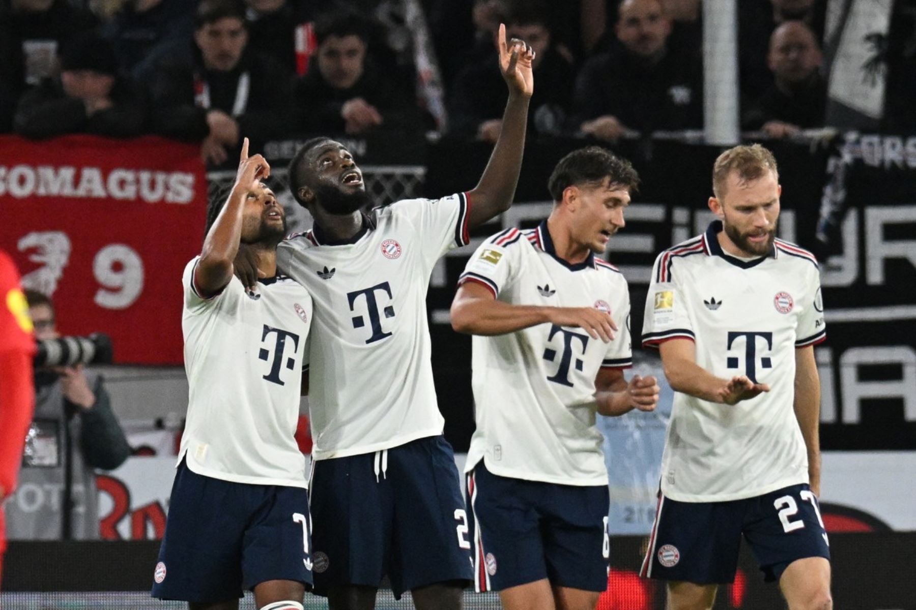 Bayern Múnich gana 3-1 en Friburgo y llegará líder al Klassiker contra el Dortmund