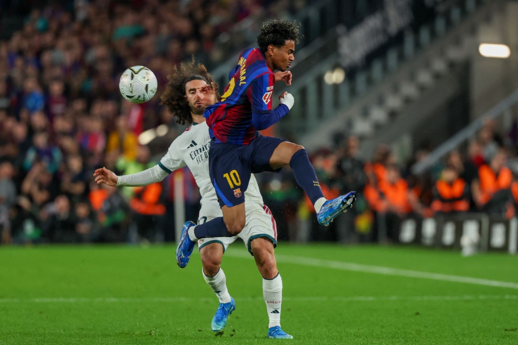 El defensa español del Real Madrid, Marc Cucurella, disputa un balón con el delantero español del Barcelona, ​​Lamine Yamal  durante el partido de la liga española de fútbol entre el FC Barcelona y el Real Madrid. AFP