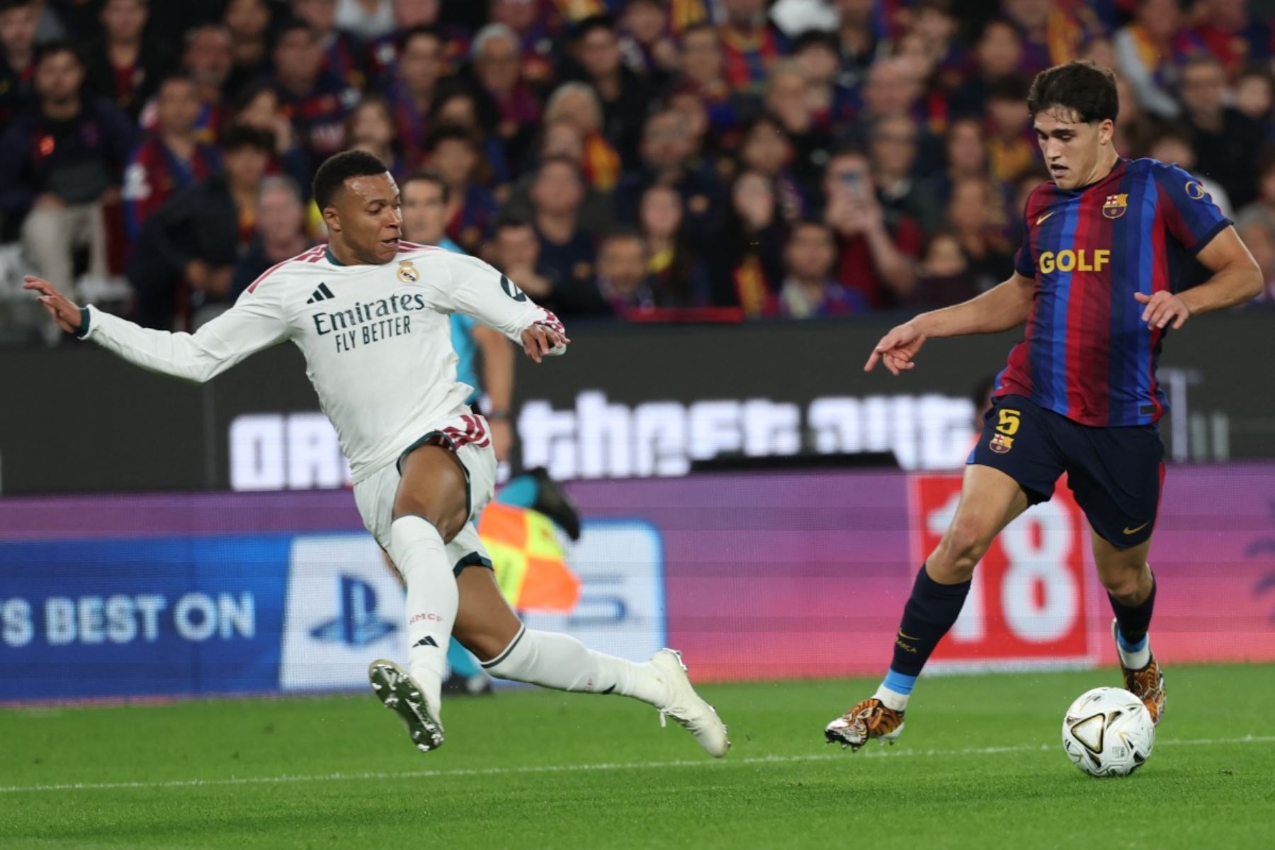 El delantero francés del Real Madrid, Kylian Mbappé es marcado por el defensa español del Barcelona, ​​Pau Cubarsí durante el partido de la liga española de fútbol entre el FC Barcelona y el Real Madrid. AFP