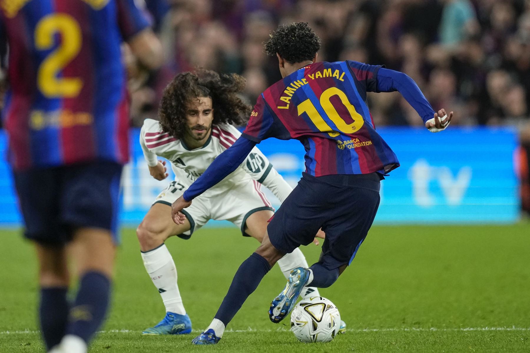 El delantero del FC Barcelona, Lamine Yamal, intenta superar al defensa del Real Madrid, Marc Cucurella, durante el encuentro de Laliga EA Sports que disputan este domingo FC Barcelona y Real Madrid Foto: EFE