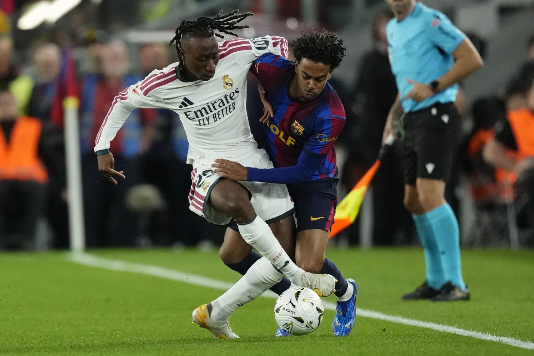 El delantero marfileño del Real Madrid, Yan Diomande  disputa el balón ante el delantero del FC Barcelona, Lamine Yamal, durante el encuentro de Laliga EA Sports que disputan este domingo FC Barcelona y Real Madrid. EFE