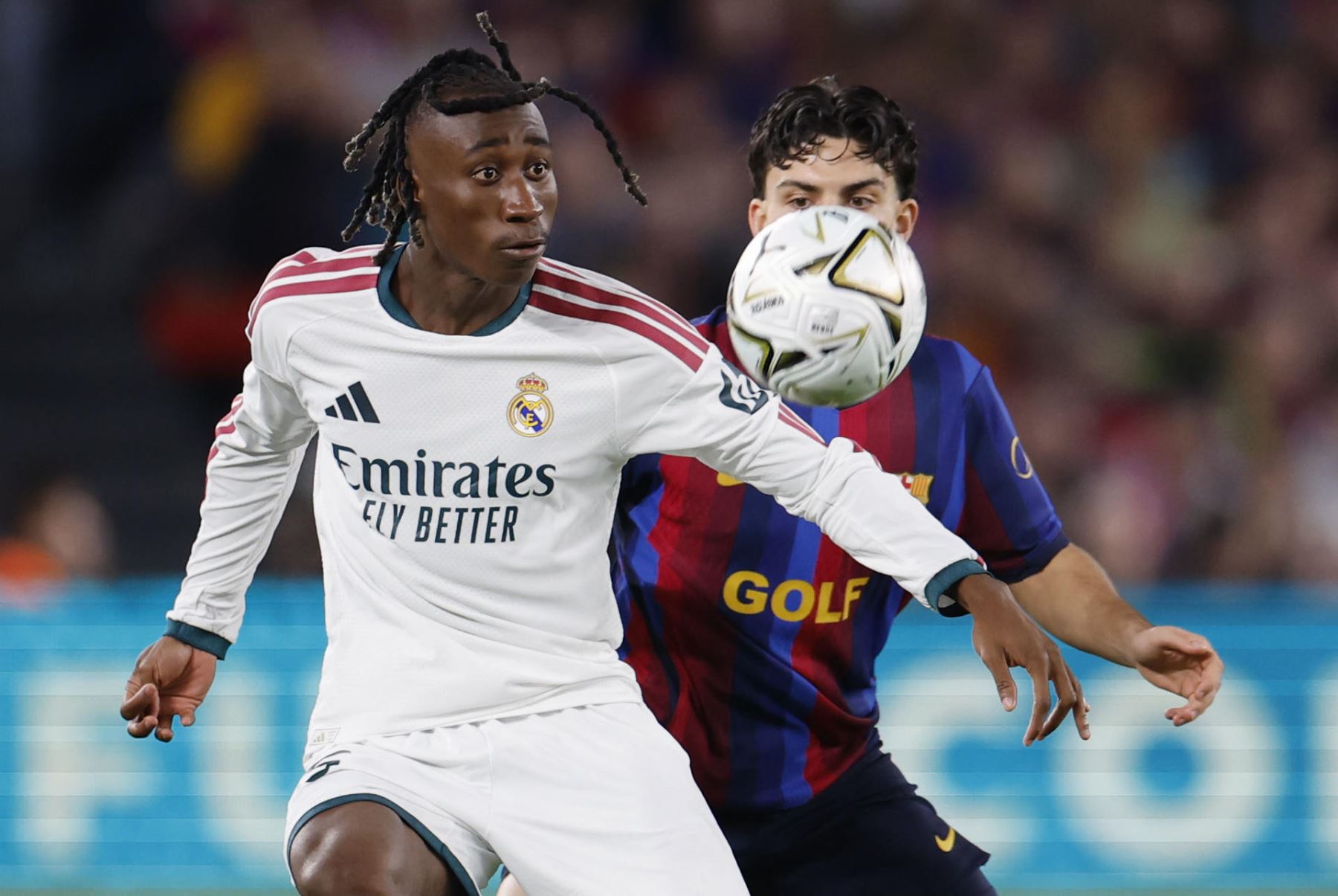 El delantero marfileño del Real Madrid, Yan Diomande  protege el balón ante el defensa del FC Barcelona, Xavi Espart,  durante el encuentro de Laliga EA Sports que disputan este domingo FC Barcelona y Real Madrid . EFE