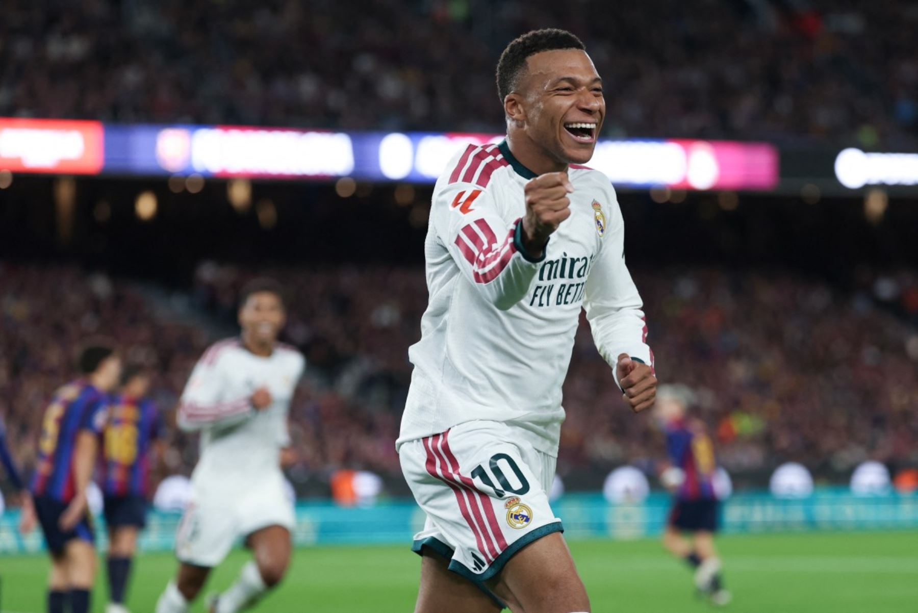 El delantero francés del Real Madrid, Kylian Mbappé , celebra tras marcar el primer gol de su equipo durante el partido de la liga española de fútbol entre el FC Barcelona y el Real Madrid. Foto: AFP