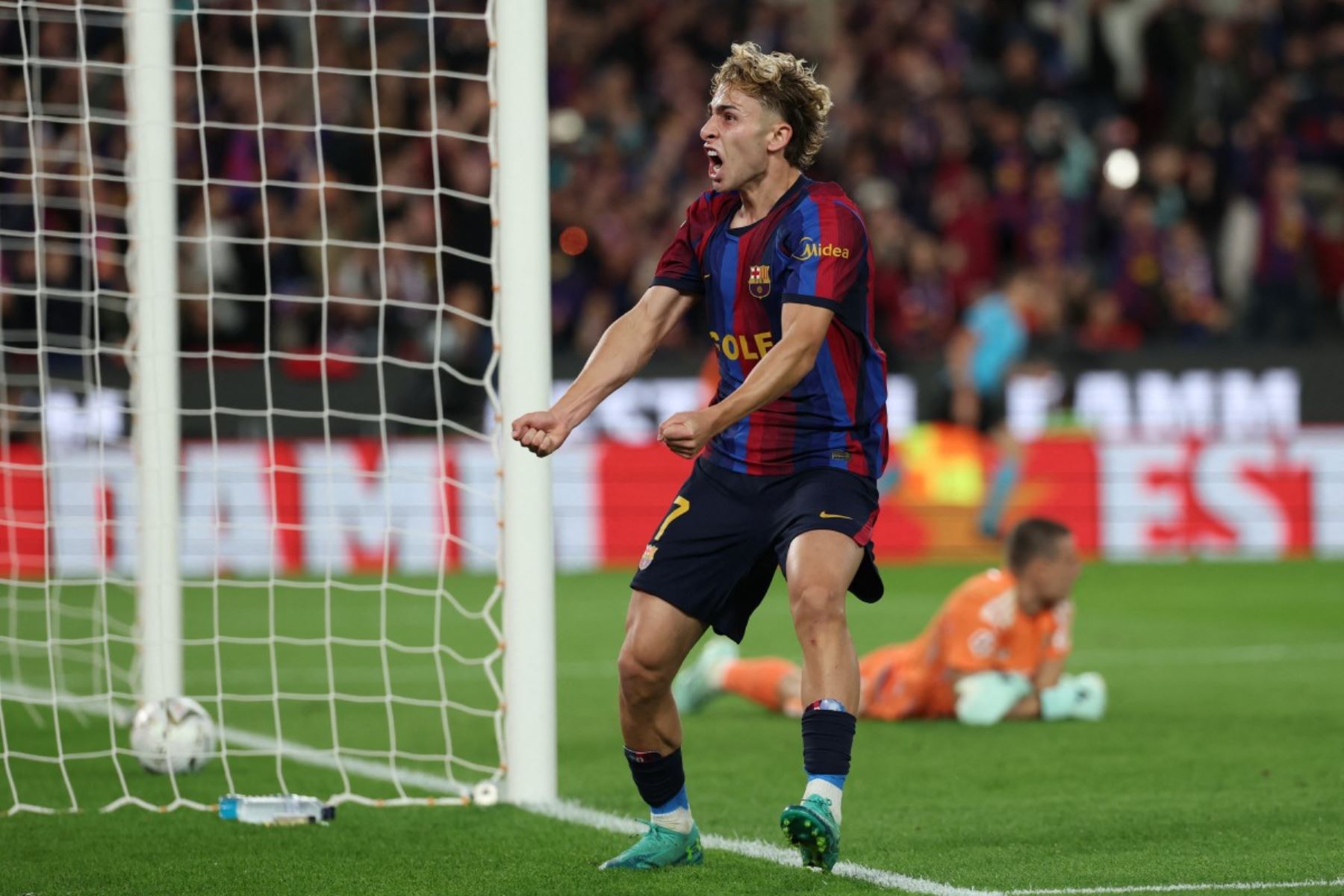 El centrocampista español del Barcelona, ​​Fermín López celebra el primer gol —anotado por el delantero brasileño del Barcelona, ​​Raphinha durante el partido de la liga española de fútbol entre el FC Barcelona y el Real Madrid. AFP