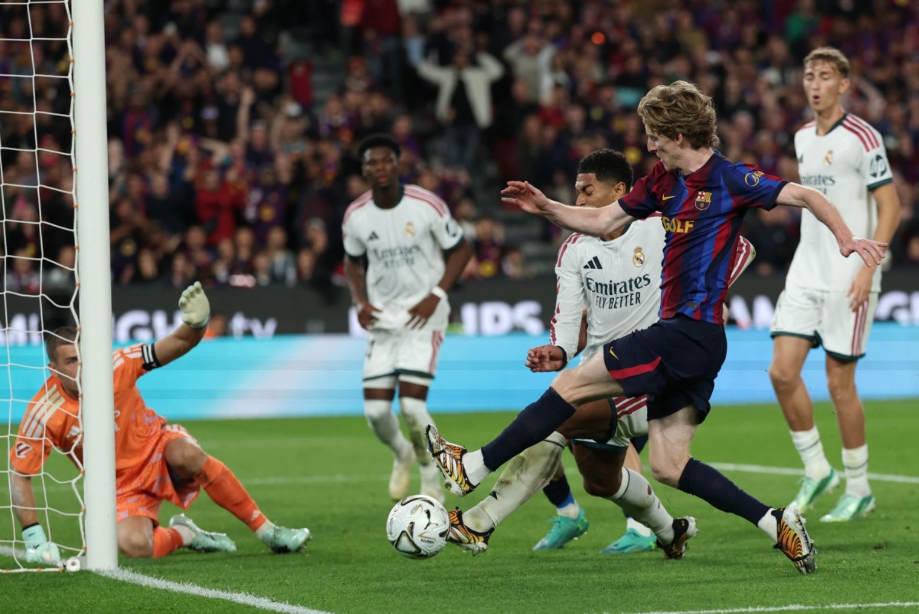 El delantero inglés del Barcelona, ​​Anthony Gordon  disputa un balón con el centrocampista inglés del Real Madrid, Jude Bellingham  durante el partido de la liga española de fútbol entre el FC Barcelona y el Real Madrid. AFP