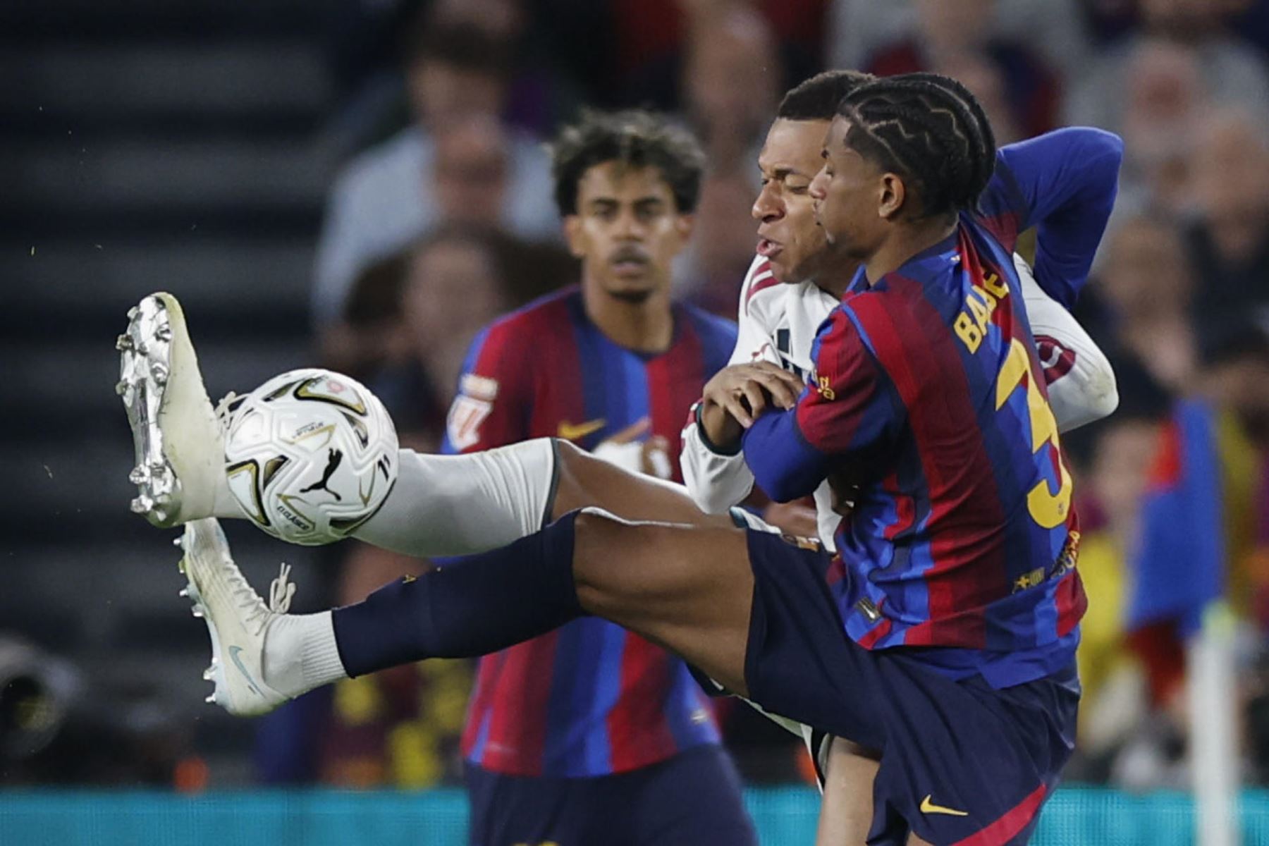 El defensa del FC Barcelona, ​​Alejandro Balde  disputa el balón ante el delantero francés del Real Madrid, Kylian Mbappé, durante el encuentro de Laliga EA Sports que disputarán este domingo FC Barcelona y Real Madrid AFP