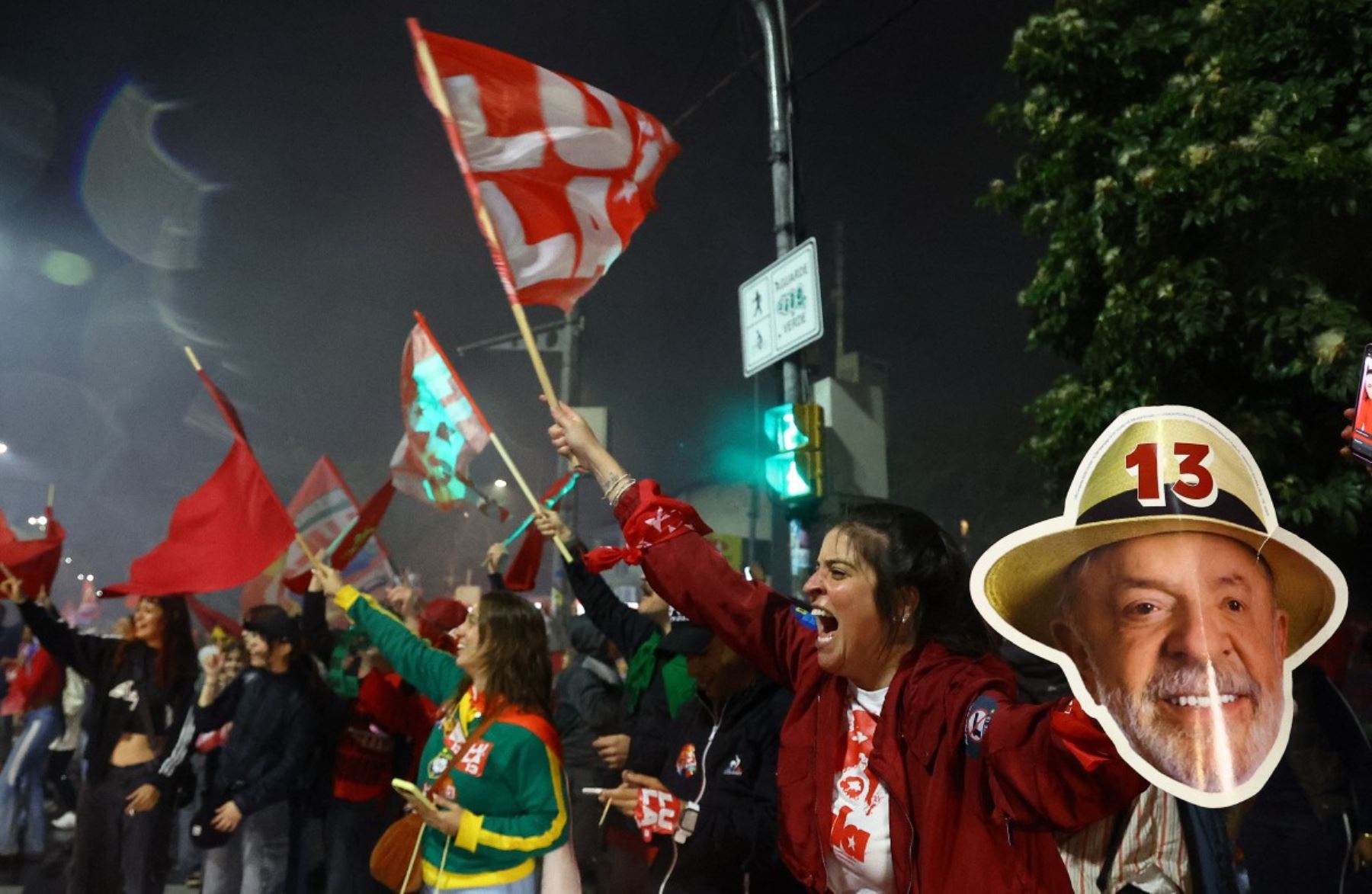 Un partidario del presidente de Brasil y candidato presidencial, Luiz Inácio Lula da Silva, celebra tras conocerse los resultados de la segunda vuelta de las elecciones presidenciales en Porto Alegre, Brasil, el 25 de octubre de 2026. Lula da Silva protagonizó una remontada espectacular el 25 de octubre de 2026, al asegurarse la victoria electoral frente al senador de derecha Flávio Bolsonaro, quien lo había superado ampliamente en la primera vuelta. Foto: AFP