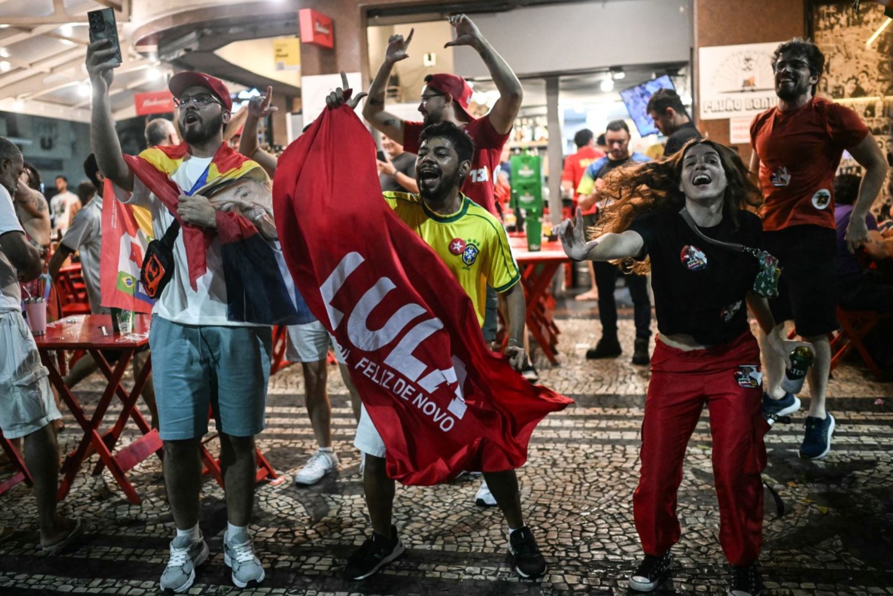 Un partidario del presidente de Brasil y candidato presidencial, Luiz Inácio Lula da Silva, celebra tras conocerse los resultados de la segunda vuelta de las elecciones presidenciales en Río de Janeiro, Brasil, el 25 de octubre de 2026. AFP