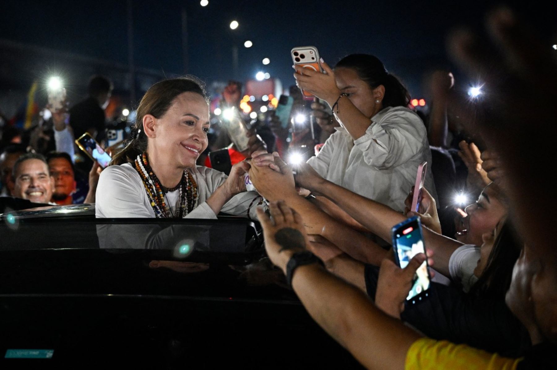 La líder opositora venezolana y galardonada con el Premio Nobel de la Paz, María Corina Machado, saluda a sus seguidores tras su llegada a Caracas el 25 de octubre de 2026. Machado regresó a su país natal el 25 de octubre de 2026, tras casi un año en el exilio, y saludó a sus entusiasmados seguidores en una iglesia de la ciudad de Barquisimeto. AFP