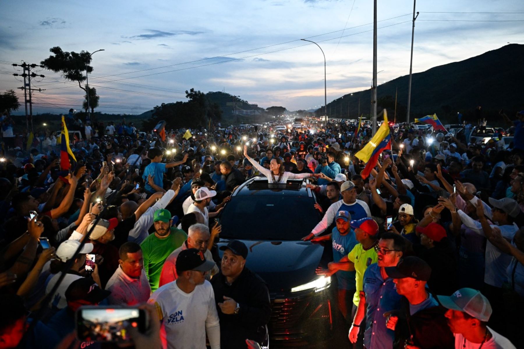 La líder opositora venezolana y galardonada con el Premio Nobel de la Paz, María Corina Machado, saluda a sus seguidores tras su llegada a Caracas el 25 de octubre de 2026. Machado regresó a su país natal el 25 de octubre de 2026, tras casi un año en el exilio, y saludó a sus entusiasmados seguidores en una iglesia de la ciudad de Barquisimeto. AFP