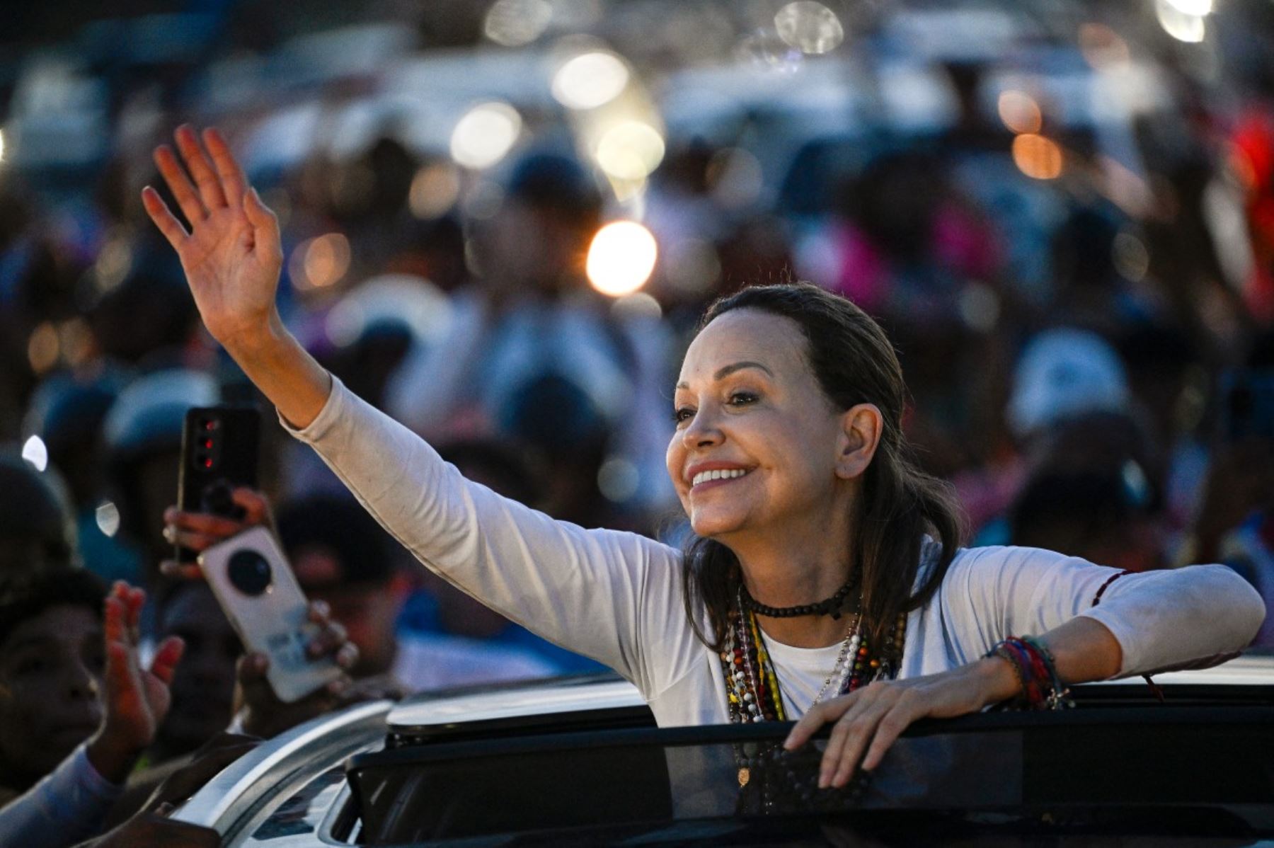 La líder opositora venezolana y galardonada con el Premio Nobel de la Paz, María Corina Machado, saluda a sus seguidores tras su llegada a Caracas el 25 de octubre de 2026. Machado regresó a su país natal el 25 de octubre de 2026, tras casi un año en el exilio, y saludó a sus entusiasmados seguidores en una iglesia de la ciudad de Barquisimeto. AFP