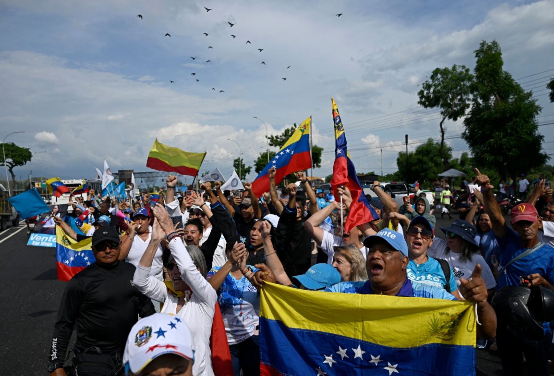 Partidarios de la líder opositora venezolana y galardonada con el Premio Nobel de la Paz, María Corina Machado, corean consignas tras su llegada a Caracas el 25 de octubre de 2026. AFP