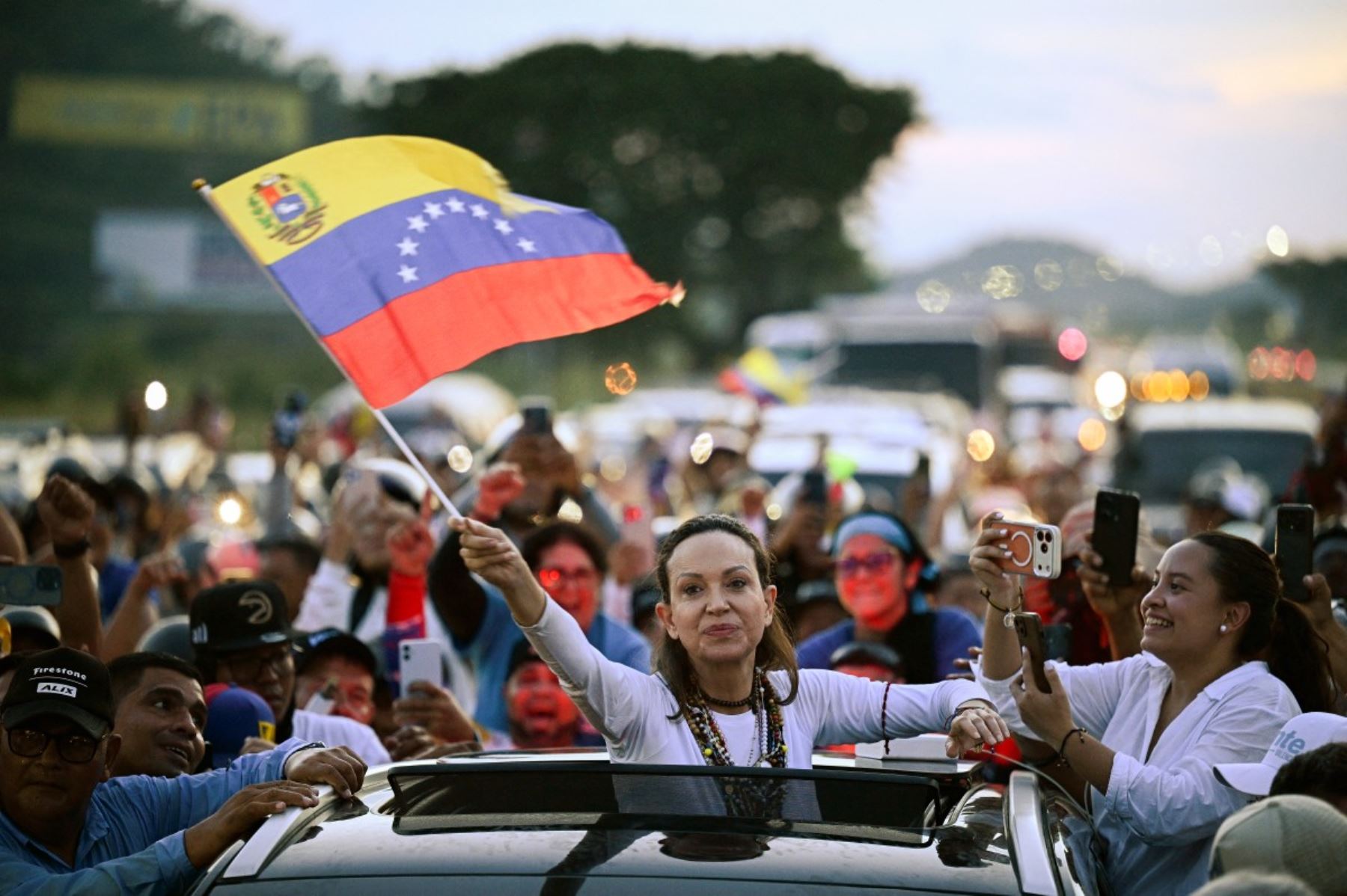La líder opositora venezolana y galardonada con el Premio Nobel de la Paz, María Corina Machado, saluda a sus seguidores tras su llegada a Caracas el 25 de octubre de 2026. Machado regresó a su país natal el 25 de octubre de 2026, tras casi un año en el exilio, y saludó a sus entusiasmados seguidores en una iglesia de la ciudad de Barquisimeto. AFP