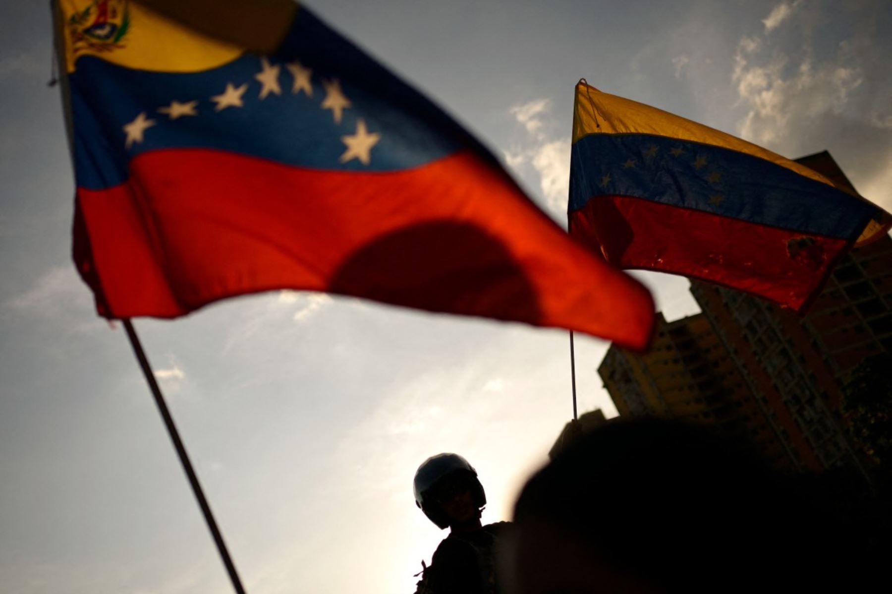 La líder opositora venezolana y galardonada con el Premio Nobel de la Paz, María Corina Machado, saluda a sus seguidores tras su llegada a Caracas el 25 de octubre de 2026. Machado regresó a su país natal el 25 de octubre de 2026, tras casi un año en el exilio, y saludó a sus entusiasmados seguidores en una iglesia de la ciudad de Barquisimeto.