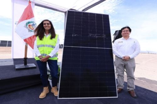 Minister of Energy and Mines, Guillermo Shinno, inaugurates the expansion of the Intipampa solar plant in southern Peru. Photo: Courtesy MINEM.