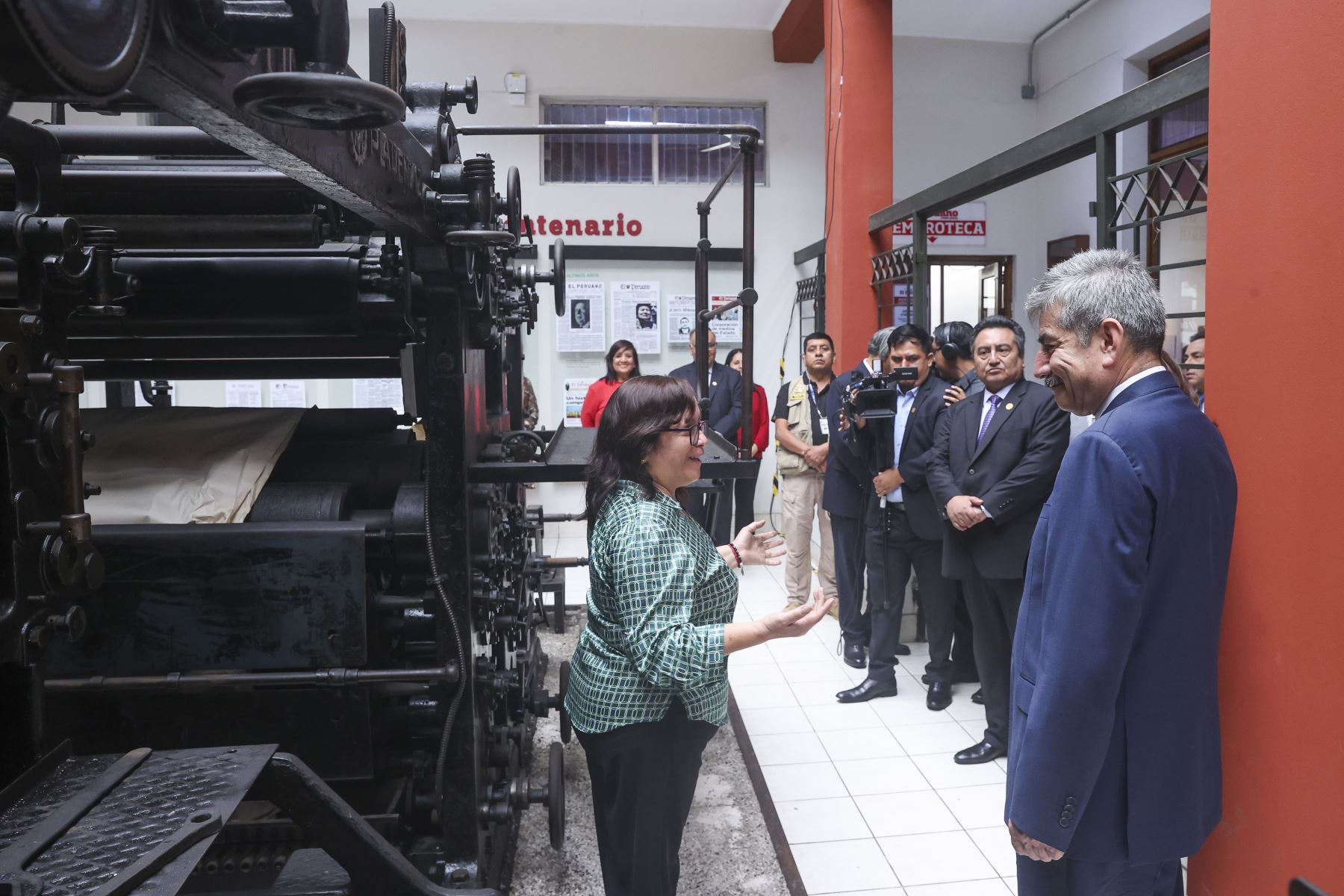 El ministro de Comercio Exterior y Turismo, Rogers Valencia; el presidente del directorio de Editora Perú, Hugo Aguirre Castañeda, y otras autoridades recorren la hemeroteca del Diario Oficial El Peruano, donde conocen parte de su valioso patrimonio documental e histórico, en el marco de la ceremonia de entrega de la licencia de uso de la Marca Perú a Editora Perú. Foto: ANDINA/Andrés Valle