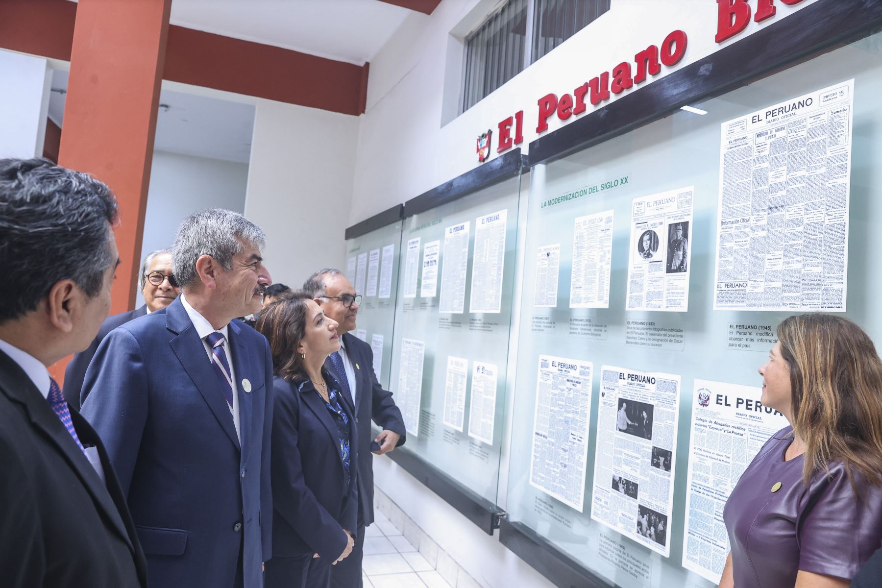 El ministro de Comercio Exterior y Turismo, Rogers Valencia; el presidente del directorio de Editora Perú, Hugo Aguirre Castañeda, y otras autoridades recorren la hemeroteca del Diario Oficial El Peruano, donde conocen parte de su valioso patrimonio documental e histórico, en el marco de la ceremonia de entrega de la licencia de uso de la Marca Perú a Editora Perú. Foto: ANDINA/Andrés Valle