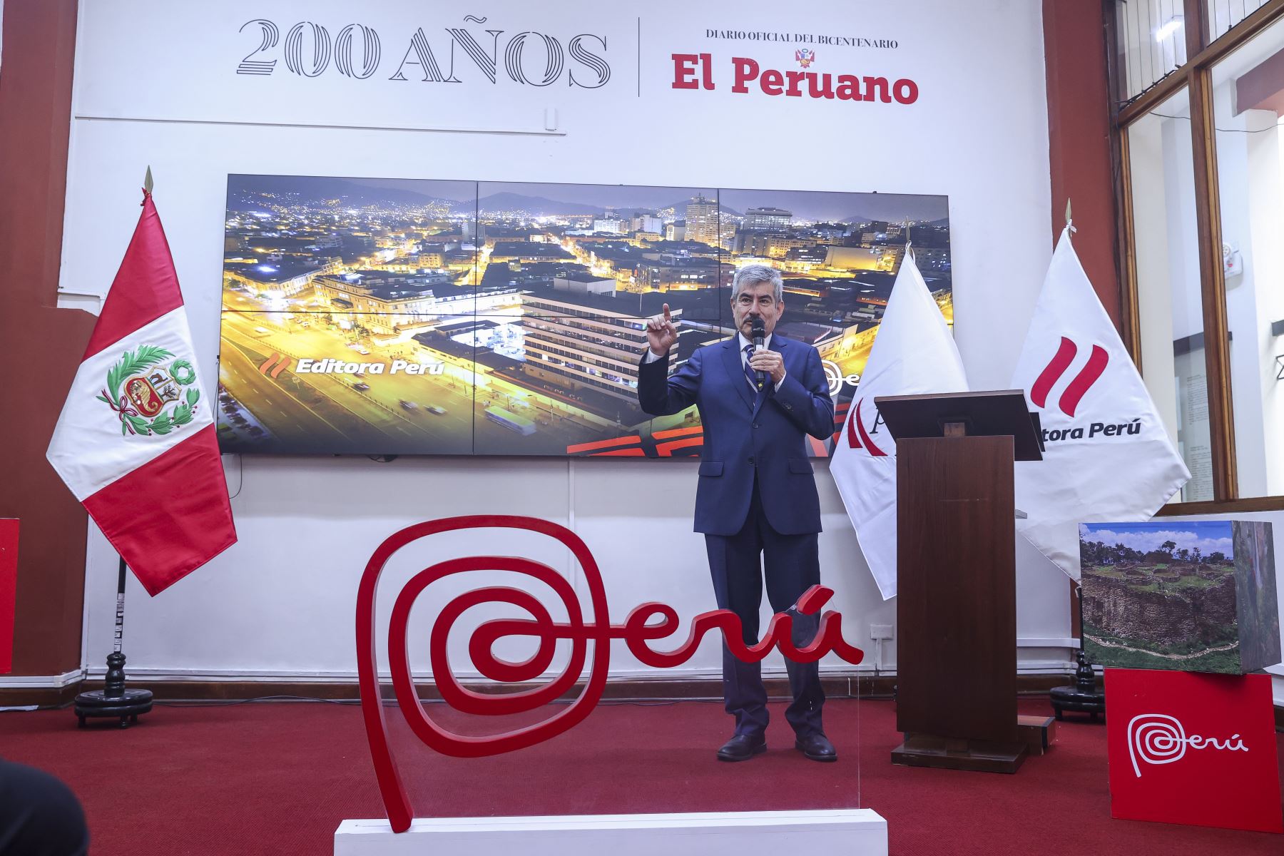 Lima - 26 octubre 2026. El ministro de Comercio Exterior y Turismo, Rogers Valencia, participa en la ceremonia de entrega de la licencia de uso de la Marca Perú a Editora Perú, reconocimiento que destaca la contribución del Diario Oficial El Peruano y la Agencia Andina a la difusión de información, la preservación de la memoria histórica y la promoción de la identidad nacional. Foto: ANDINA/Andrés Valle