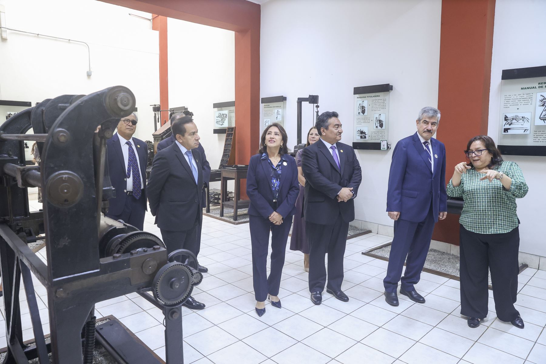 El ministro de Comercio Exterior y Turismo, Rogers Valencia; el presidente del directorio de Editora Perú, Hugo Aguirre Castañeda, y otras autoridades recorren la hemeroteca del Diario Oficial El Peruano, donde conocen parte de su valioso patrimonio documental e histórico, en el marco de la ceremonia de entrega de la licencia de uso de la Marca Perú a Editora Perú. Foto: ANDINA/Andrés Valle