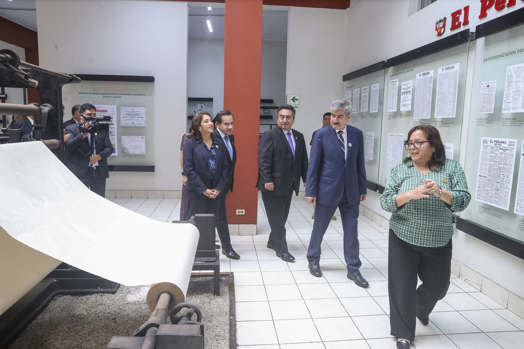 El ministro de Comercio Exterior y Turismo, Rogers Valencia; el presidente del directorio de Editora Perú, Hugo Aguirre Castañeda, y otras autoridades recorren la hemeroteca del Diario Oficial El Peruano, donde conocen parte de su valioso patrimonio documental e histórico, en el marco de la ceremonia de entrega de la licencia de uso de la Marca Perú a Editora Perú. Foto: ANDINA/Andrés Valle