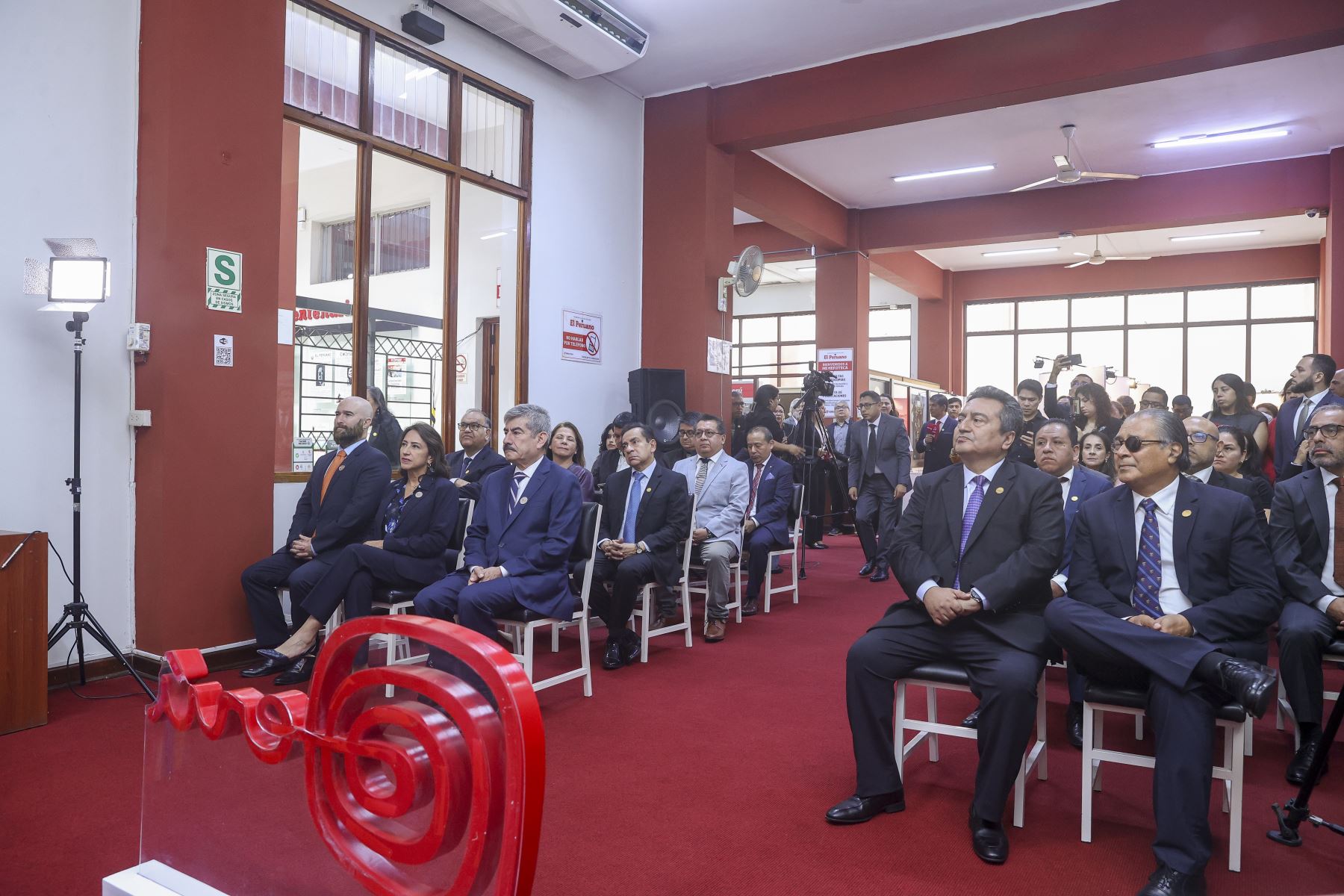 Lima - 26 octubre 2026. Editora Perú recibe la licencia de uso de la Marca Perú en una ceremonia con la participación del ministro de Comercio Exterior y Turismo, Rogers Valencia; la presidenta ejecutiva de Promperú, Teresa Mera Gómez; el presidente del directorio de Editora Perú, Hugo Aguirre Castañeda, y su gerente general, Félix Paz Quiroz. El reconocimiento destaca el aporte del Diario Oficial El Peruano y la Agencia Andina a la información y la identidad nacional. Foto: ANDINA/Andrés Valle