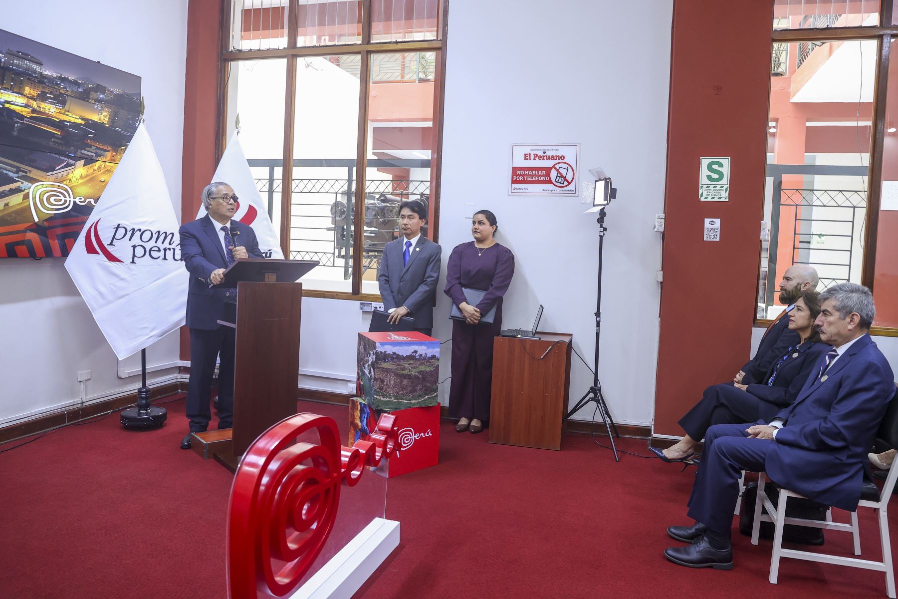 Lima - 26 octubre 2026. Hugo Aguirre Castañeda, presidente del directorio de Editora Perú, brinda las palabras de bienvenida durante la ceremonia de entrega de la licencia de uso de la Marca Perú a la empresa, reconocimiento que destaca el aporte del Diario Oficial El Peruano y la Agencia Andina a la información y la identidad nacional. Foto: ANDINA/Andrés Valle