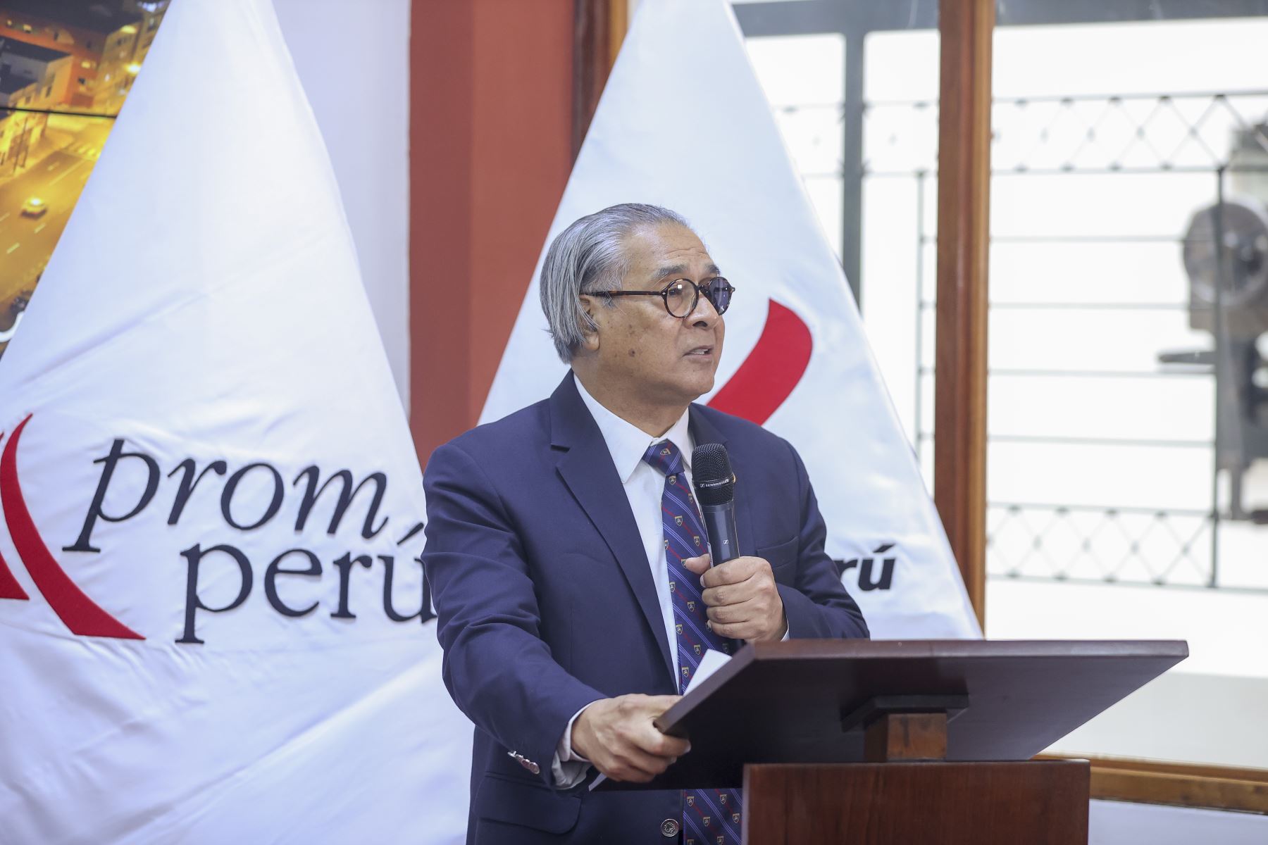 Lima - 26 octubre 2026. Hugo Aguirre Castañeda, presidente del directorio de Editora Perú, brinda las palabras de bienvenida durante la ceremonia de entrega de la licencia de uso de la Marca Perú a la empresa, reconocimiento que destaca el aporte del Diario Oficial El Peruano y la Agencia Andina a la información y la identidad nacional. Foto: ANDINA/Andrés Valle