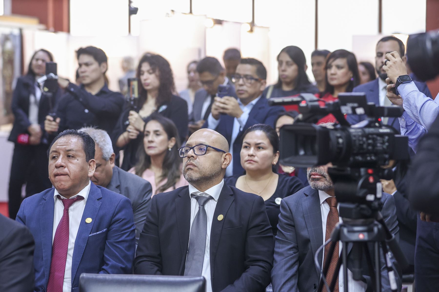 Lima - 26 octubre 2026. Teresa Mera Gómez, presidenta ejecutiva de Promperú, participa en la ceremonia de entrega de la licencia de uso de la Marca Perú a Editora Perú, reconocimiento que destaca la contribución del Diario Oficial El Peruano y la Agencia Andina a la difusión de información y la promoción de la identidad nacional. Foto: ANDINA/Andrés Valle