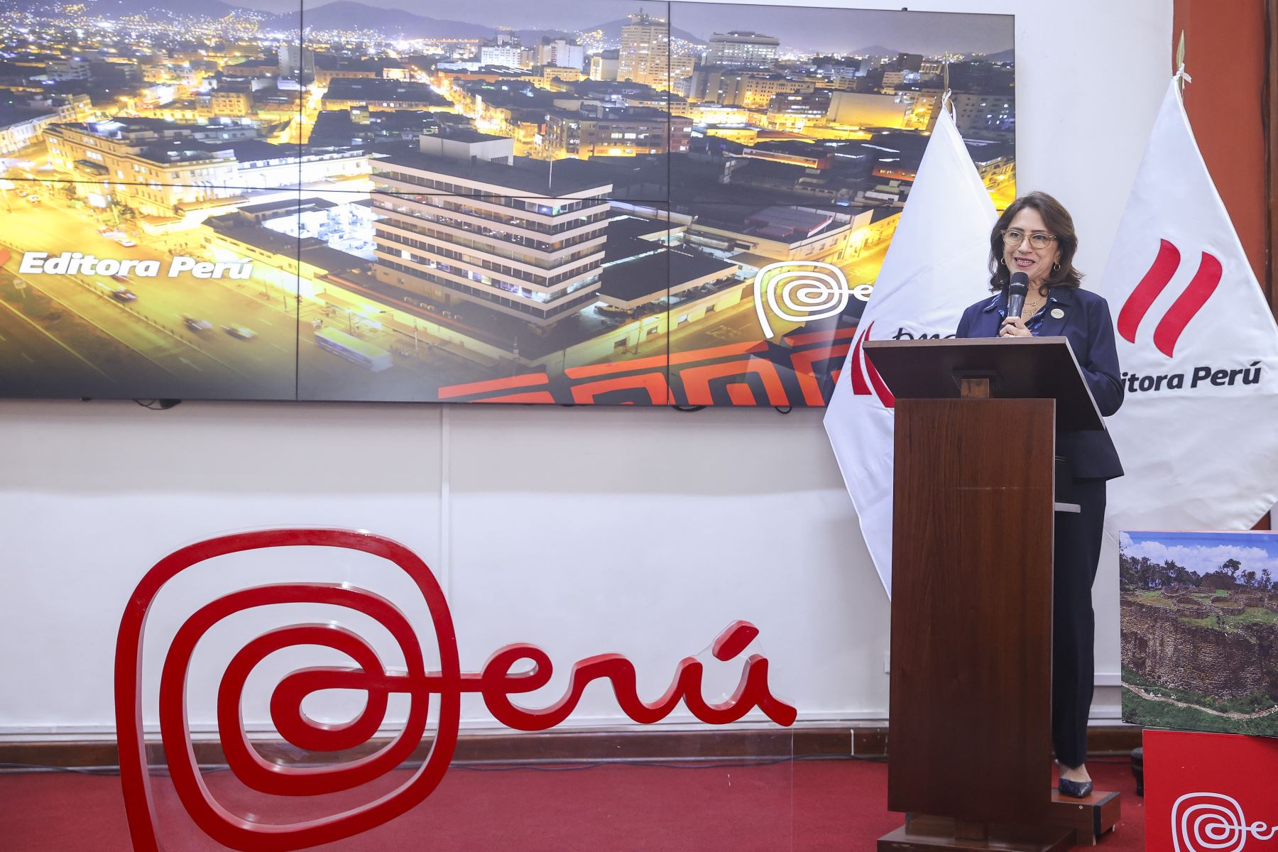 Lima - 26 octubre 2026. Teresa Mera Gómez, presidenta ejecutiva de Promperú, participa en la ceremonia de entrega de la licencia de uso de la Marca Perú a Editora Perú, reconocimiento que destaca la contribución del Diario Oficial El Peruano y la Agencia Andina a la difusión de información y la promoción de la identidad nacional. Foto: ANDINA/Andrés Valle