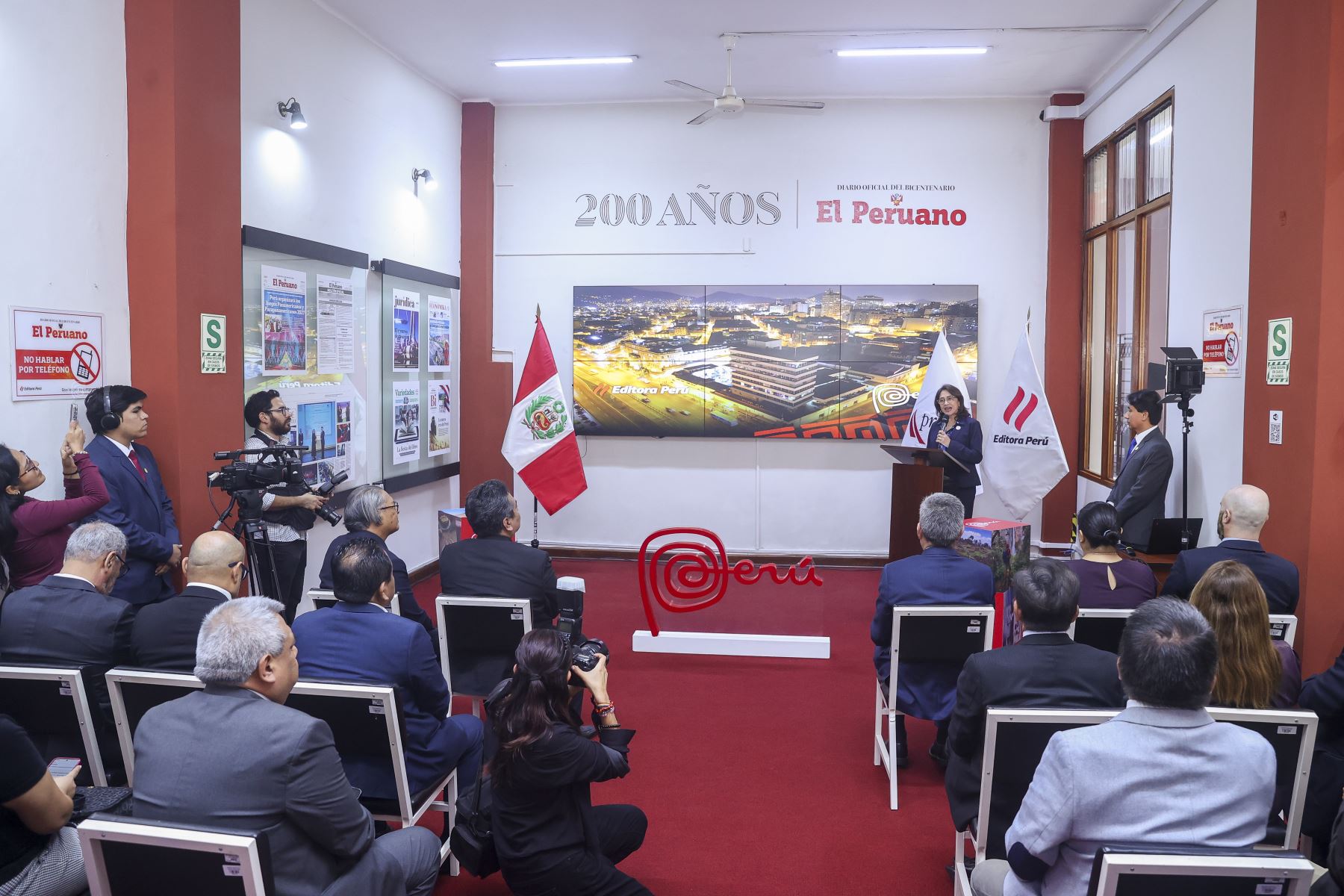 Lima - 26 octubre 2026. Teresa Mera Gómez, presidenta ejecutiva de Promperú, participa en la ceremonia de entrega de la licencia de uso de la Marca Perú a Editora Perú, reconocimiento que destaca la contribución del Diario Oficial El Peruano y la Agencia Andina a la difusión de información y la promoción de la identidad nacional. Foto: ANDINA/Andrés Valle