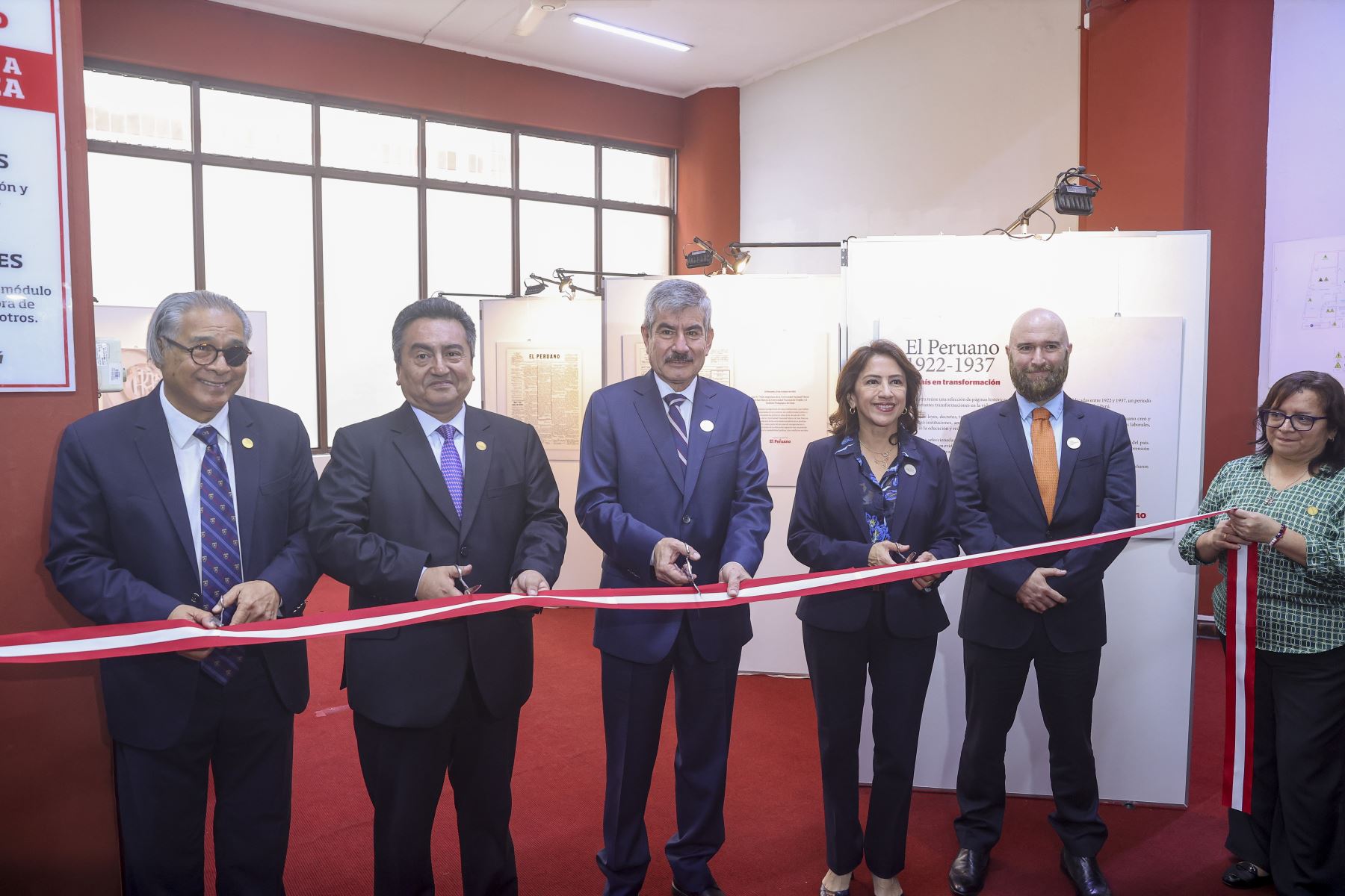 Lima - 26 octubre 2026. El ministro de Comercio Exterior y Turismo, Rogers Valencia; el presidente del directorio de Editora Perú, Hugo Aguirre Castañeda, y otras autoridades participan en la inauguración de una muestra institucional, en el marco de la ceremonia de entrega de la licencia de uso de la Marca Perú a Editora Perú. Foto: ANDINA/Andrés Valle