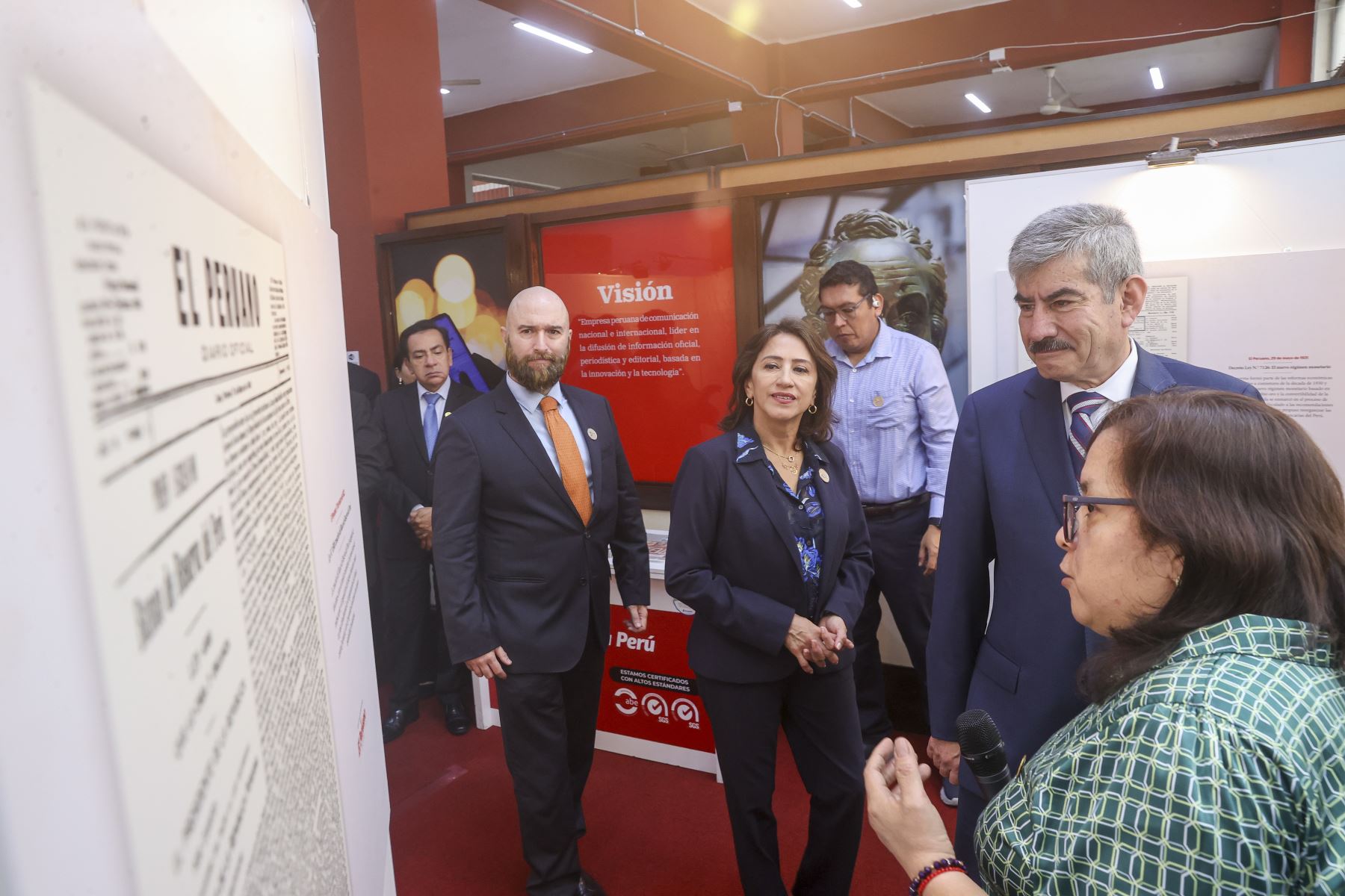 Lima - 26 octubre 2026. El ministro de Comercio Exterior y Turismo, Rogers Valencia; el presidente del directorio de Editora Perú, Hugo Aguirre Castañeda, y otras autoridades recorren la muestra institucional que destaca la trayectoria y el aporte del Diario Oficial El Peruano y la Agencia Andina a la información, la cultura y la identidad nacional. Foto: ANDINA/Andrés Valle