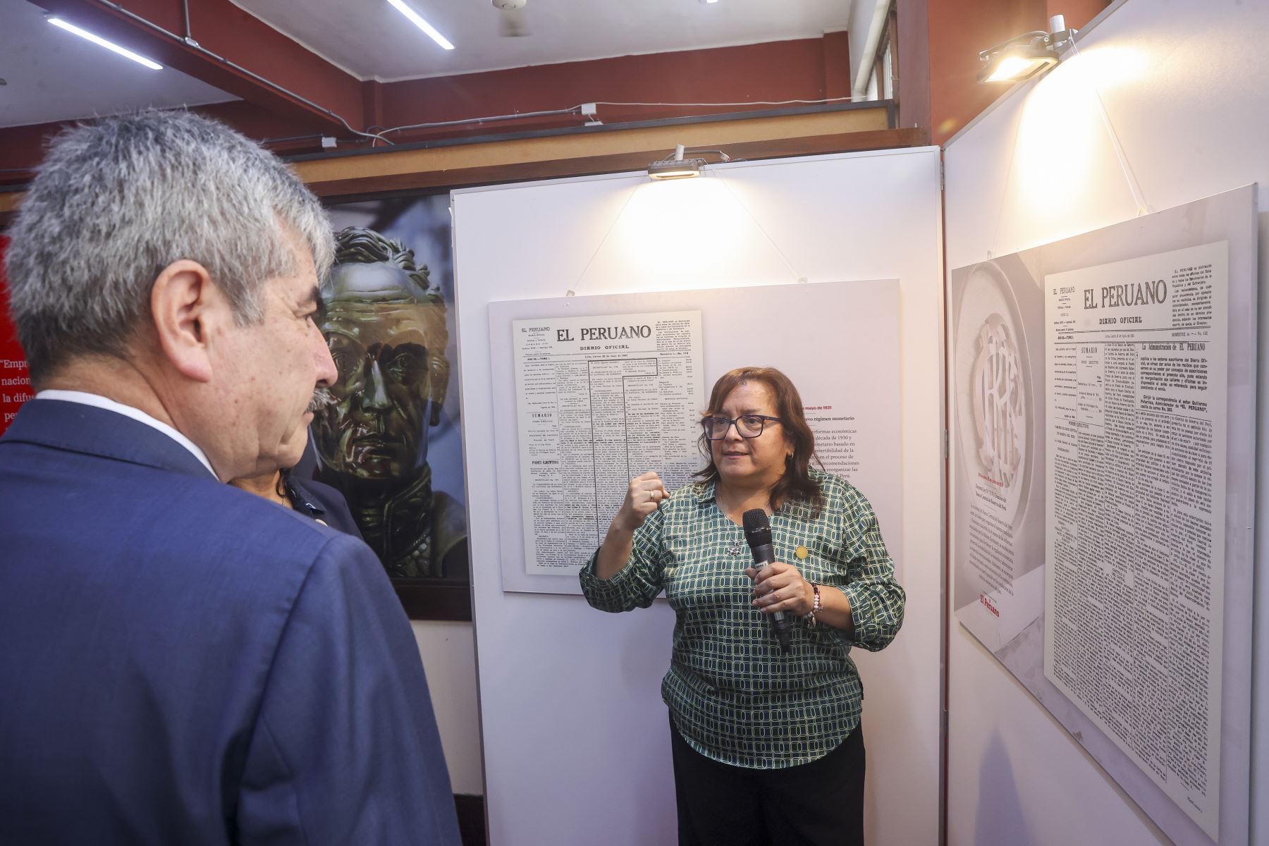 Lima - 26 octubre 2026. El ministro de Comercio Exterior y Turismo, Rogers Valencia; el presidente del directorio de Editora Perú, Hugo Aguirre Castañeda, y otras autoridades recorren la muestra institucional que destaca la trayectoria y el aporte del Diario Oficial El Peruano y la Agencia Andina a la información, la cultura y la identidad nacional. Foto: ANDINA/Andrés Valle