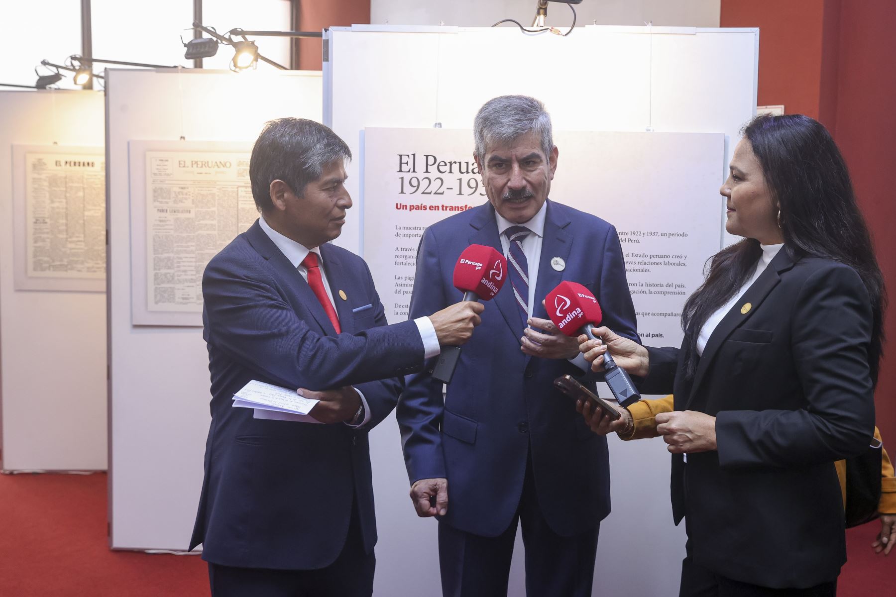 Lima - 26 octubre 2026. El ministro de Comercio Exterior y Turismo, Rogers Valencia, participa en la ceremonia de entrega de la licencia de uso de la Marca Perú a Editora Perú, reconocimiento que destaca la contribución del Diario Oficial El Peruano y la Agencia Andina a la difusión de información, la preservación de la memoria histórica y la promoción de la identidad nacional. Foto: ANDINA/Andrés Valle